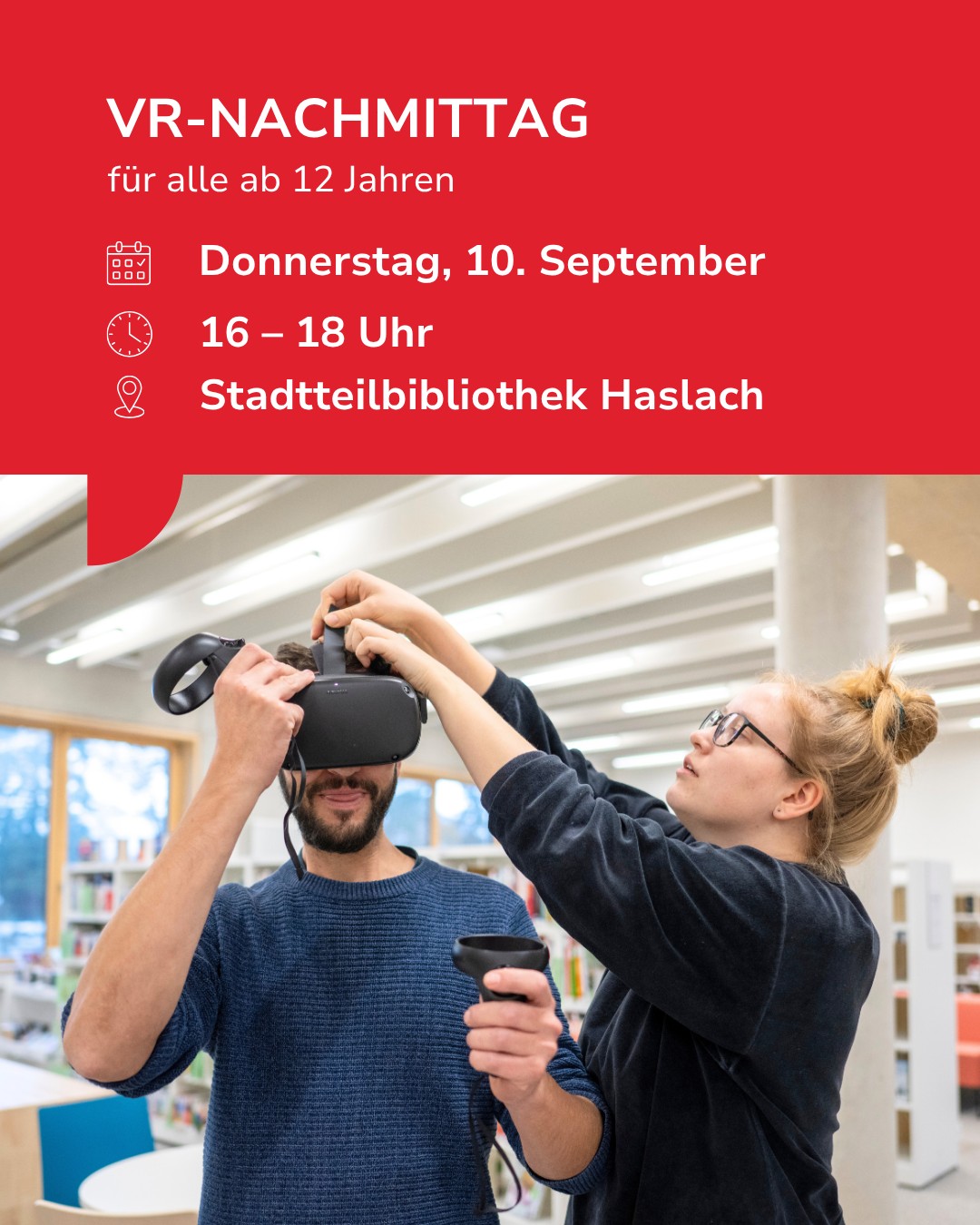 Plakat für einen VR-Nachmittag für alle ab 12 Jahren am Donnerstag, 10. September von 16 bis 18 Uhr in der Stadtteilbibliothek Haslach. Im Bild passt eine Person einer anderen Person eine VR-Brille auf dem Kopf zurecht, während diese einen Controller hält. (KI-Alternativtext)