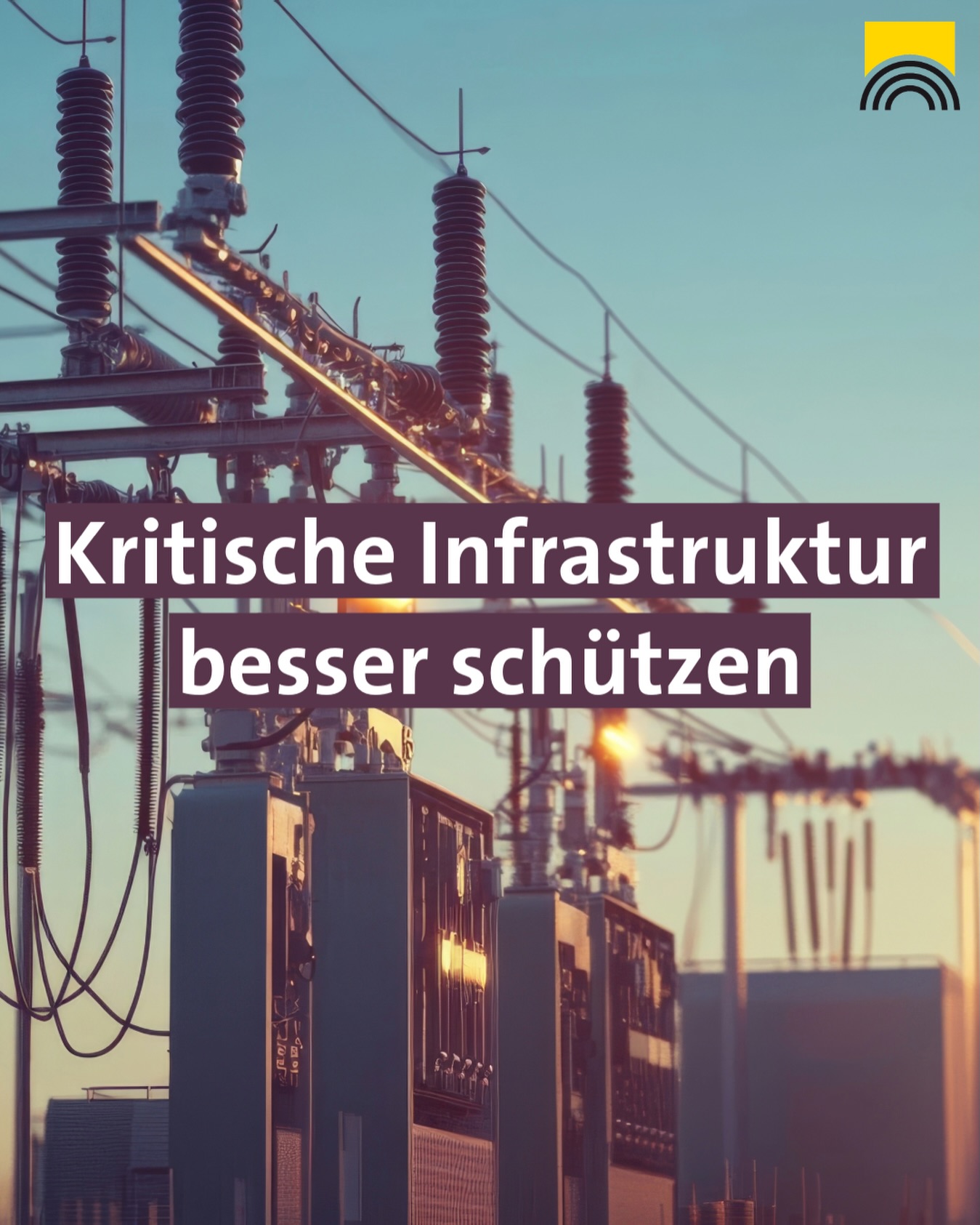 Dieser Alternativtext wurde KI-generiert: Ein Bild zeigt eine elektrische Anlage im Freien. Text auf dem Bild fordert einen besseren Schutz kritischer Infrastruktur.