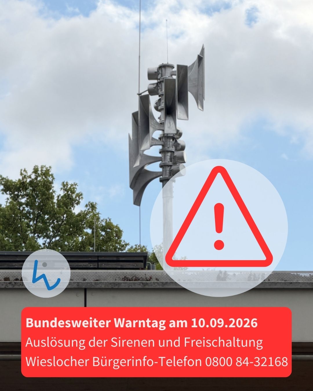 Eine große Sirene steht vor einem bewölkten Himmel, überlagert von einem roten Warndreieck mit Ausrufezeichen. Ein roter Textkasten unten informiert: Bundesweiter Warntag am 10.09.2026, Auslösung der Sirenen und Freischaltung, Wieslocher Bürgerinfo-Telefon 0800 84-32168. (KI-Alternativtext)