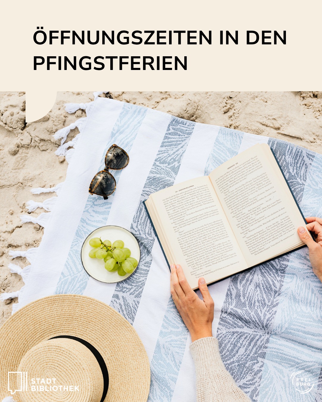 Öffnungszeiten in den Pfingstferien: Eine Person liest ein Buch auf einer gestreiften Decke am Strand, daneben liegen Sonnenbrille, eine Schale mit grünen Trauben und ein Strohhut. Logos der Stadtbibliothek und Freiburg unten links und rechts. (KI-Alternativtext)
