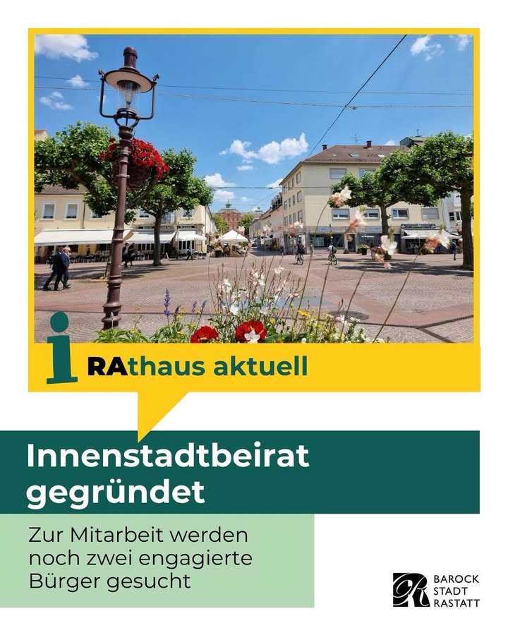 Dieser Alternativtext wurde KI-generiert: Ein Stadtbild mit Gebäuden, Bäumen und einer Straßenlaterne. Im Vordergrund befindet sich ein Plakat mit Text und Logos.