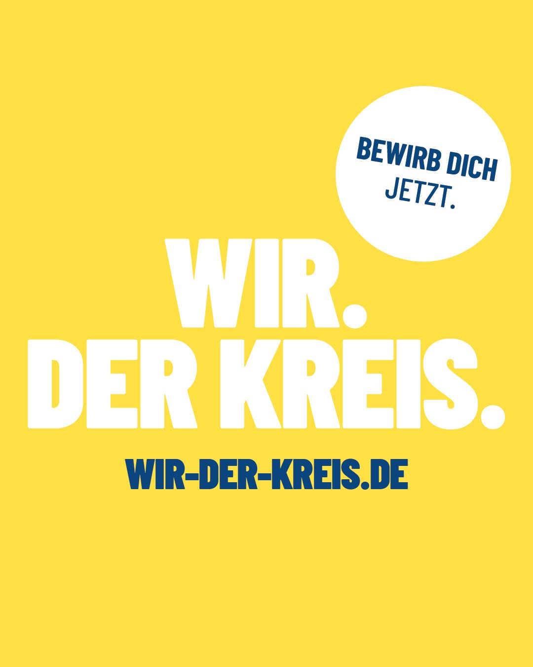 Auf gelbem Hintergrund steht groß in Weiß "WIR. DER KREIS.". Oben rechts befindet sich ein weißer Kreis mit dem blauen Text "BEWIRB DICH JETZT.". Darunter ist die Webadresse "WIR-DER-KREIS.DE" in Blau zu sehen. (KI-Alternativtext)
