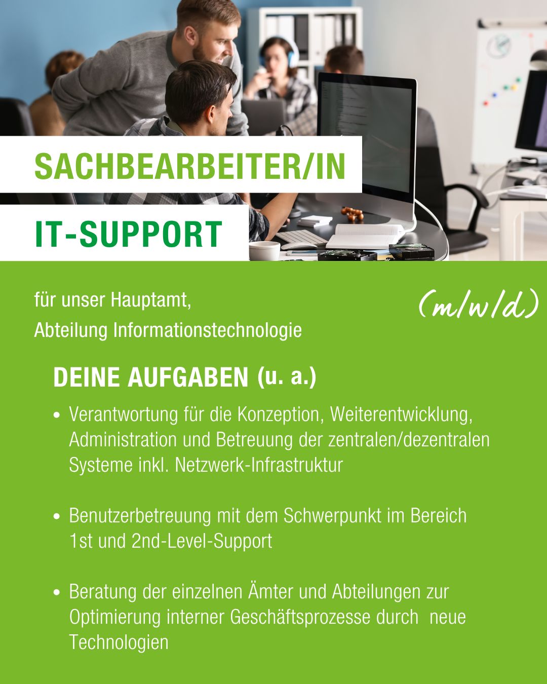 Stellenausschreibung für Sachbearbeiter/IT-Support (m/w/d) im Hauptamt, Abteilung Informationstechnologie. Aufgaben umfassen Systemverwaltung, 1st/2nd-Level-Support und Beratung zur Prozessoptimierung durch neue Technologien. Im Hintergrund Büro mit Mitarbeitern an Computern. (KI-Alternativtext)