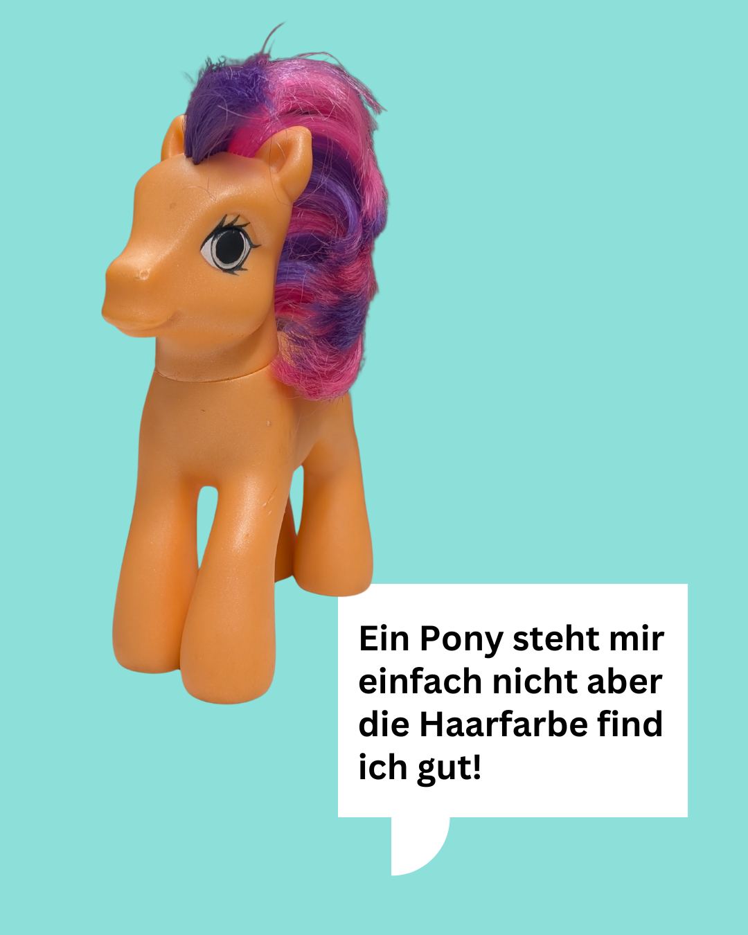 Dieser Alternativtext wurde KI-generiert: Ein Spielzeugpony mit bunter Mähne und Schweif steht vor einem hellblauen Hintergrund. Das Bild ist farbig und zeigt eine Nahaufnahme des Ponykopfes.