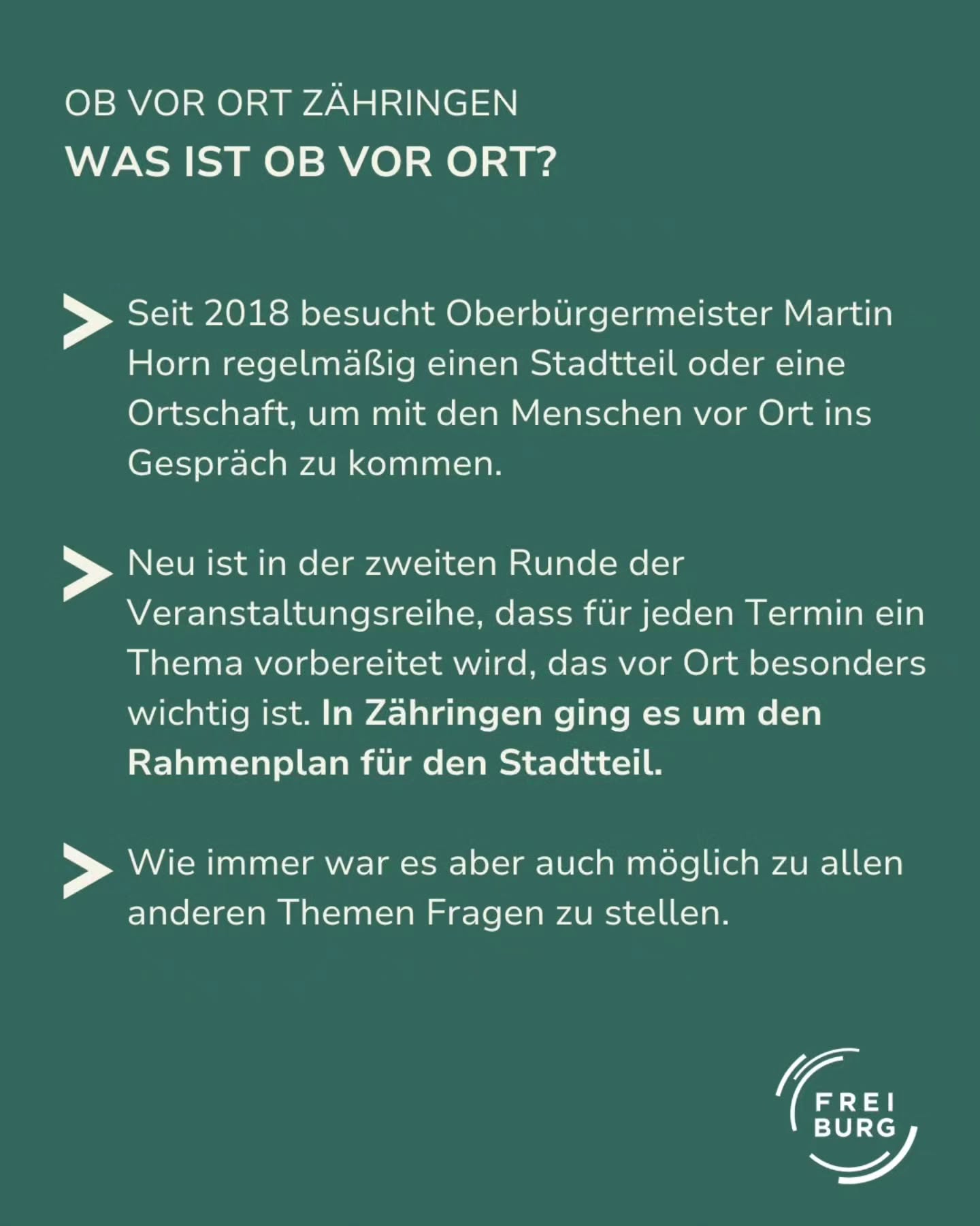 Dieser Alternativtext wurde KI-generiert: Einfarbiger, dunkler grüner Hintergrund mit weißem Text und einigen Pfeilen. Der Text informiert über regelmäßige Besuche und Themenvorbereitungen im Zusammenhang mit Veranstaltungen.