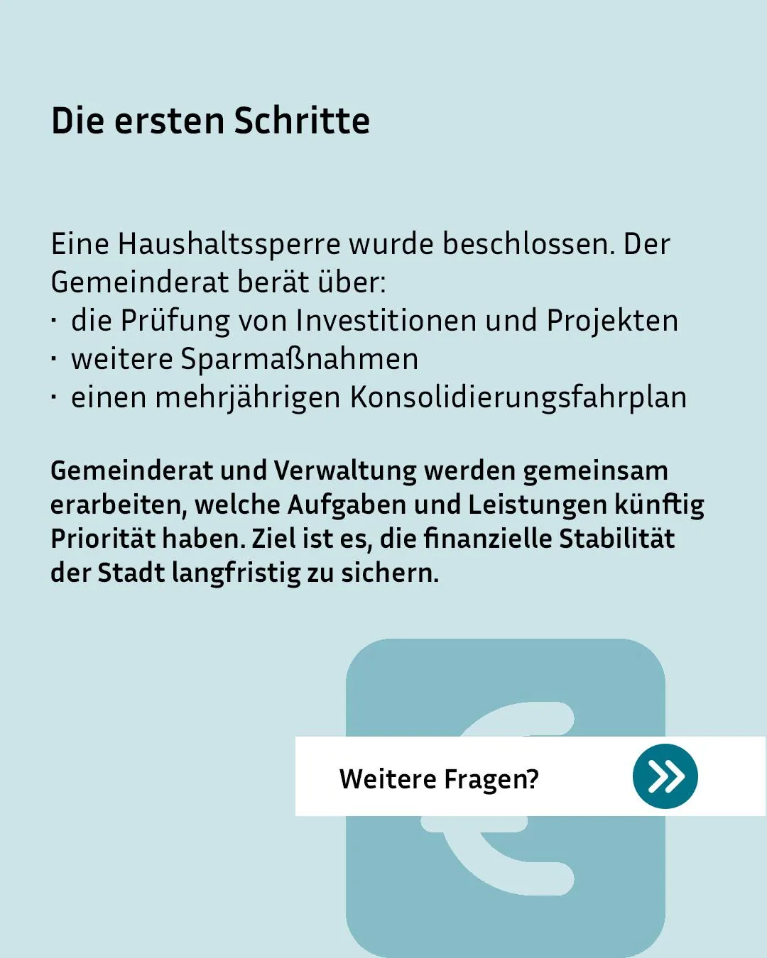 Überschrift "Die ersten Schritte" über eine Haushaltssperre und Gemeinderats-Beratung zu Investitionen, Sparmaßnahmen und Konsolidierungsfahrplan zur langfristigen finanziellen Stabilität der Stadt. Unten rechts befindet sich ein Euro-Symbol in einem blauen Kasten mit dem Button "Weitere Fragen?" und einem Pfeil nach rechts. (KI-Alternativtext)