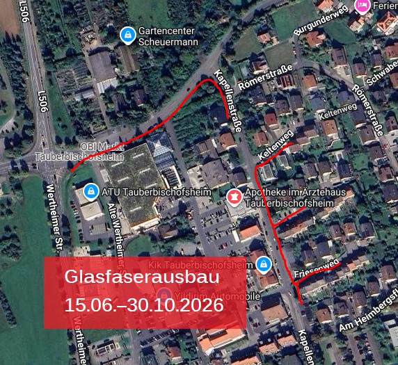 Karte mit roter Linie, die den Verlauf des Glasfaserausbaus in Tauberbischofsheim vom 15.06. bis 30.10.2026 markiert, inklusive beschrifteter Straßen und Orte wie ATU, Apotheke und Gartencenter. (KI-Alternativtext)