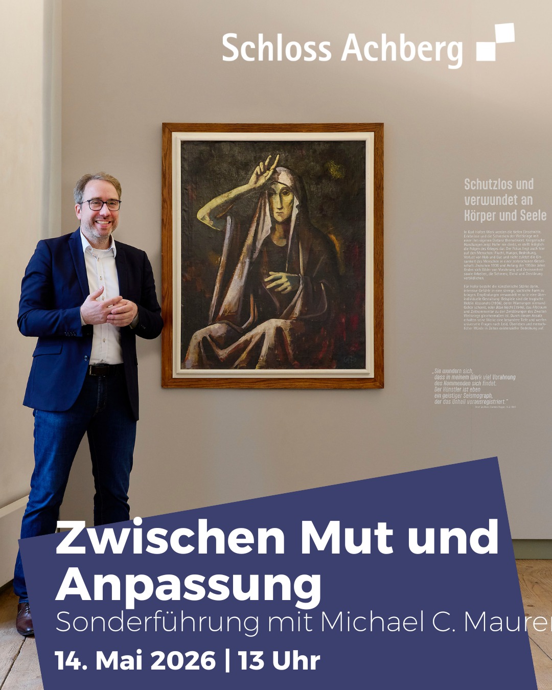 Dieser Alternativtext wurde KI-generiert: Ein Schwarz-Weiß-Gemälde hängt an einer Wand, neben Texttafeln. Eine Person steht vor dem Gemälde und blickt es an.