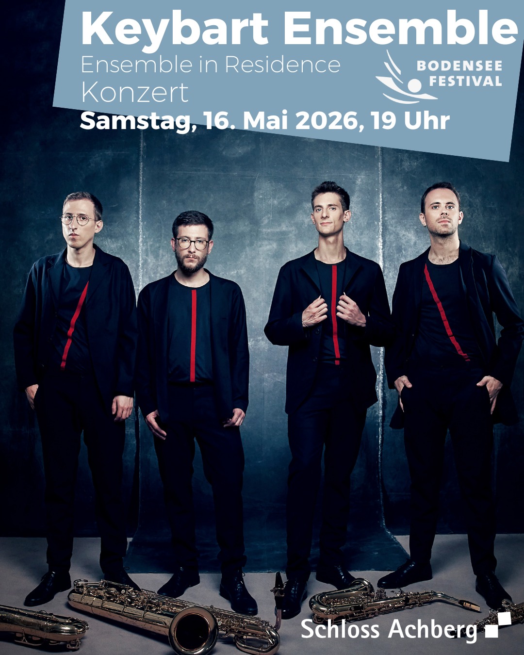 Dieser Alternativtext wurde KI-generiert: Ein Konzertplakat mit vier Personen in dunkler Kleidung. Es enthält Informationen zu Datum, Uhrzeit und Veranstaltungsort.