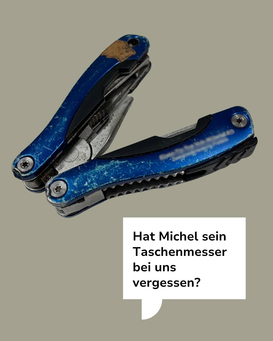 Ein blaues, gebrauchtes Multifunktionsmesser liegt auf einem hellen Hintergrund. Rechts unten befindet sich eine weiße Sprechblase mit dem Text: „Hat Michel sein Taschenmesser bei uns vergessen?“ (KI-Alternativtext)