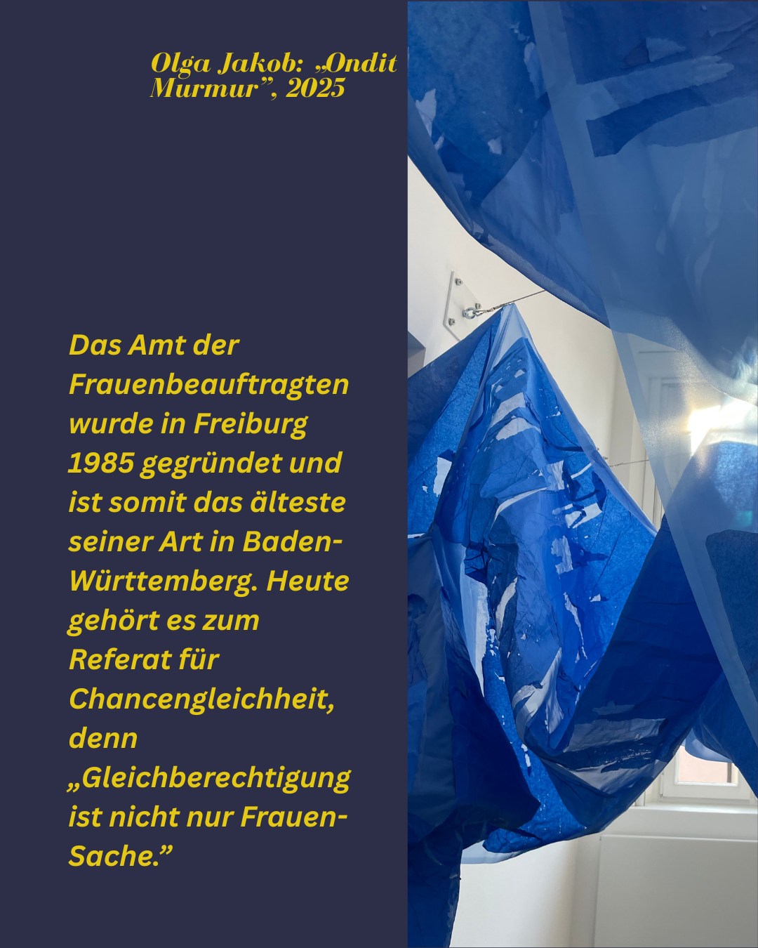Dieser Alternativtext wurde KI-generiert: Ein farbiges Kunstwerk, das fließende blaue Stoffe zeigt. Im Hintergrund ist ein Text zu sehen, der Informationen über eine Behörde enthält.
