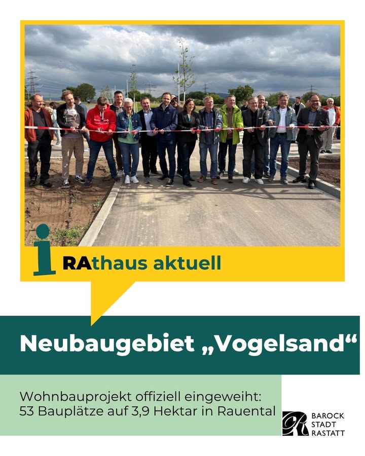 Dieser Alternativtext wurde KI-generiert: Eine Gruppe von Personen steht vor einer Baustelle und hält ein rotes Band. Im Hintergrund sind Bäume und ein Sendemast zu sehen.