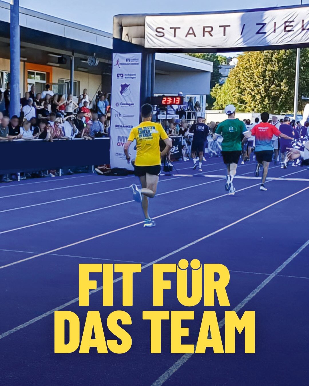 Mehrere Läufer in bunten Trikots rennen auf einer blauen Laufbahn vor Zuschauern auf ein Tor mit der Aufschrift START / ZIEL zu. Eine digitale Uhr zeigt die Zeit 23:13 an. Im unteren Bildbereich steht in großen gelben Buchstaben der Text FIT FÜR DAS TEAM. (KI-Alternativtext)