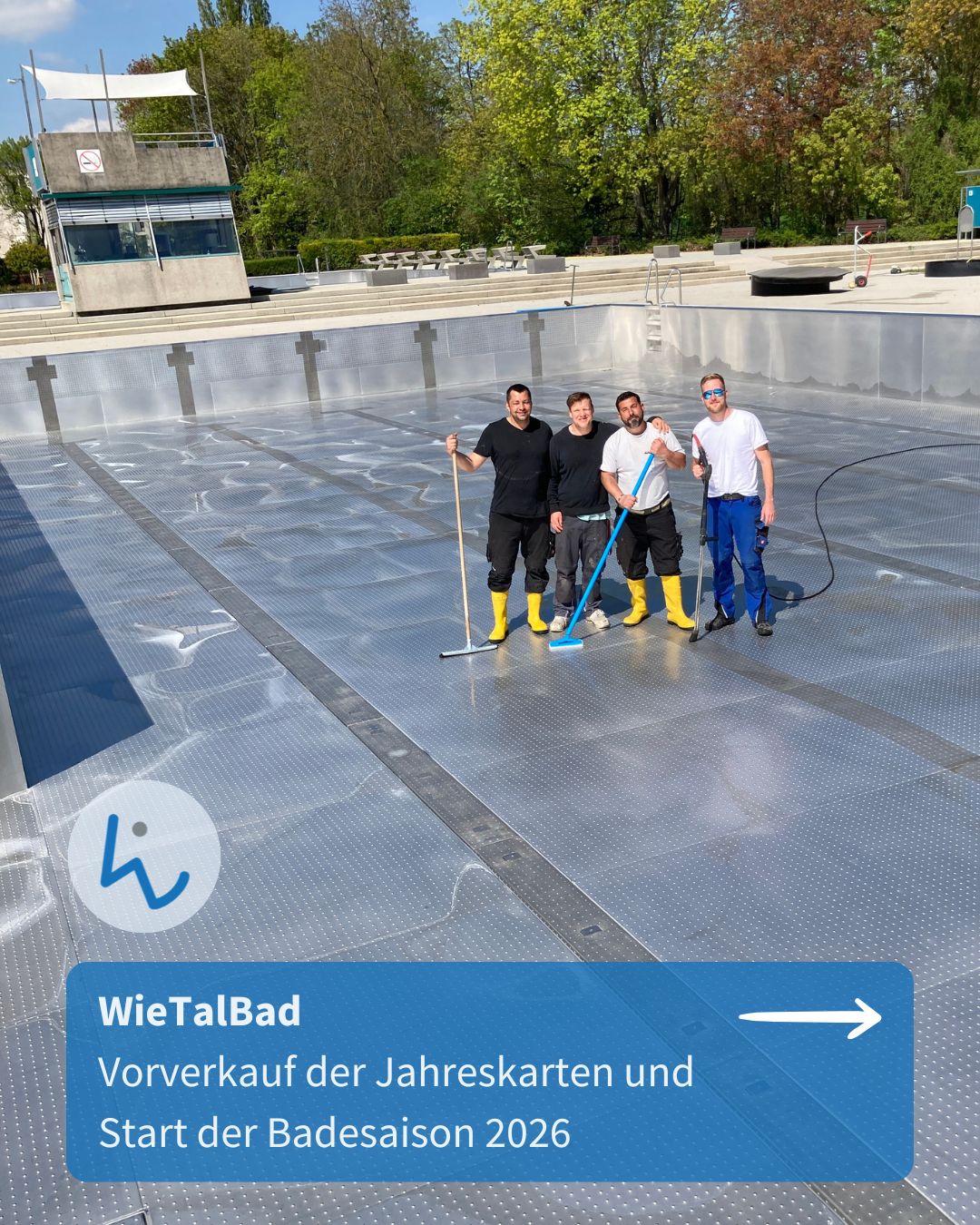 Dieser Alternativtext wurde KI-generiert: Ein farbiges Foto zeigt mehrere Personen, die einen Bereich mit einem blauen Boden reinigen. Im Hintergrund ist ein Schwimmbecken und ein Gebäude zu sehen.