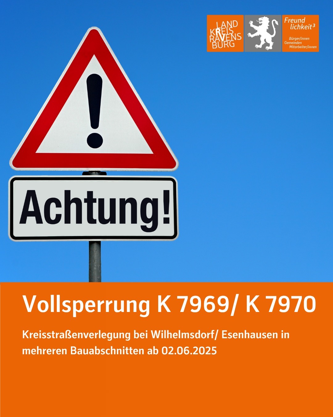 Ein Foto zeigt ein Straßenschild mit dem Text 'Achtung!' darunter befindet sich eine Information über eine Straßensperrung.