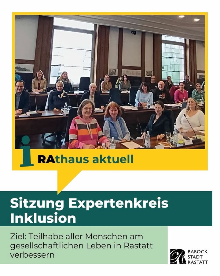 Dieser Alternativtext wurde KI-generiert: Ein Gruppenfoto von Menschen, die in einem Raum mit einem langen Tisch sitzen. Unter dem Bild befindet sich Text mit dem Titel "Sitzung Expertenkreis Inklusion".