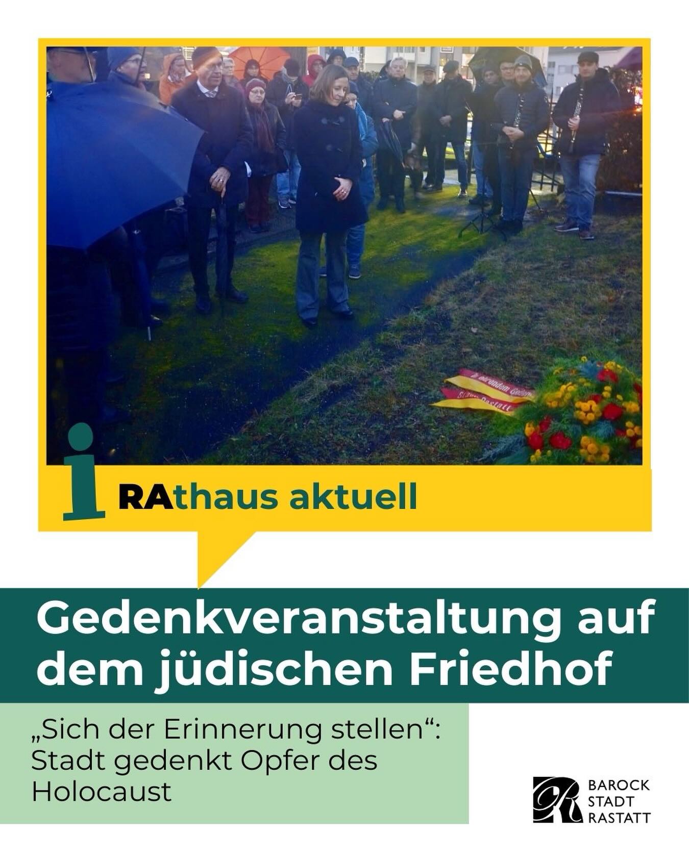 Dieser Alternativtext wurde KI-generiert: Eine Gruppe von Menschen steht auf einer erhöhten Plattform vor einem Gebäude. Im Vordergrund befindet sich eine Anordnung von Blumen und Kerzen.
