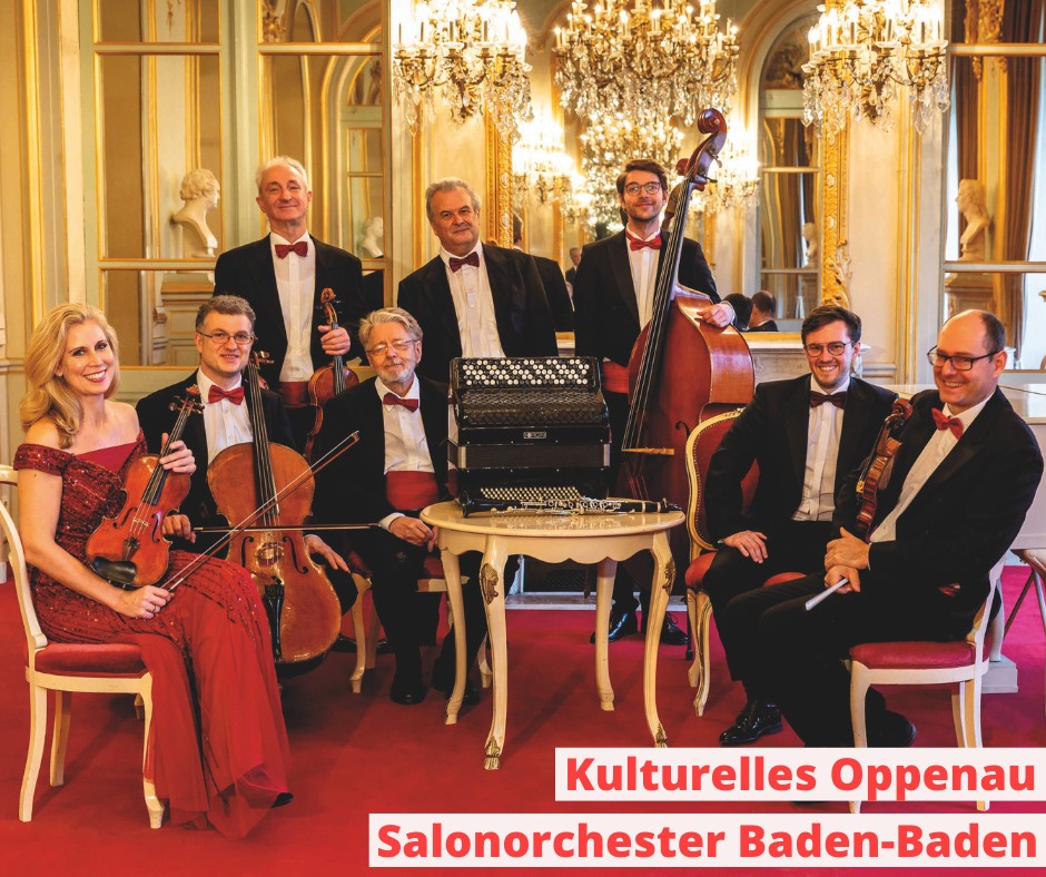 Dieser Alternativtext wurde KI-generiert: Eine Gruppe von Personen spielt verschiedene Instrumente in einem eleganten Raum. Im Hintergrund sind Statuen und Spiegel zu sehen.