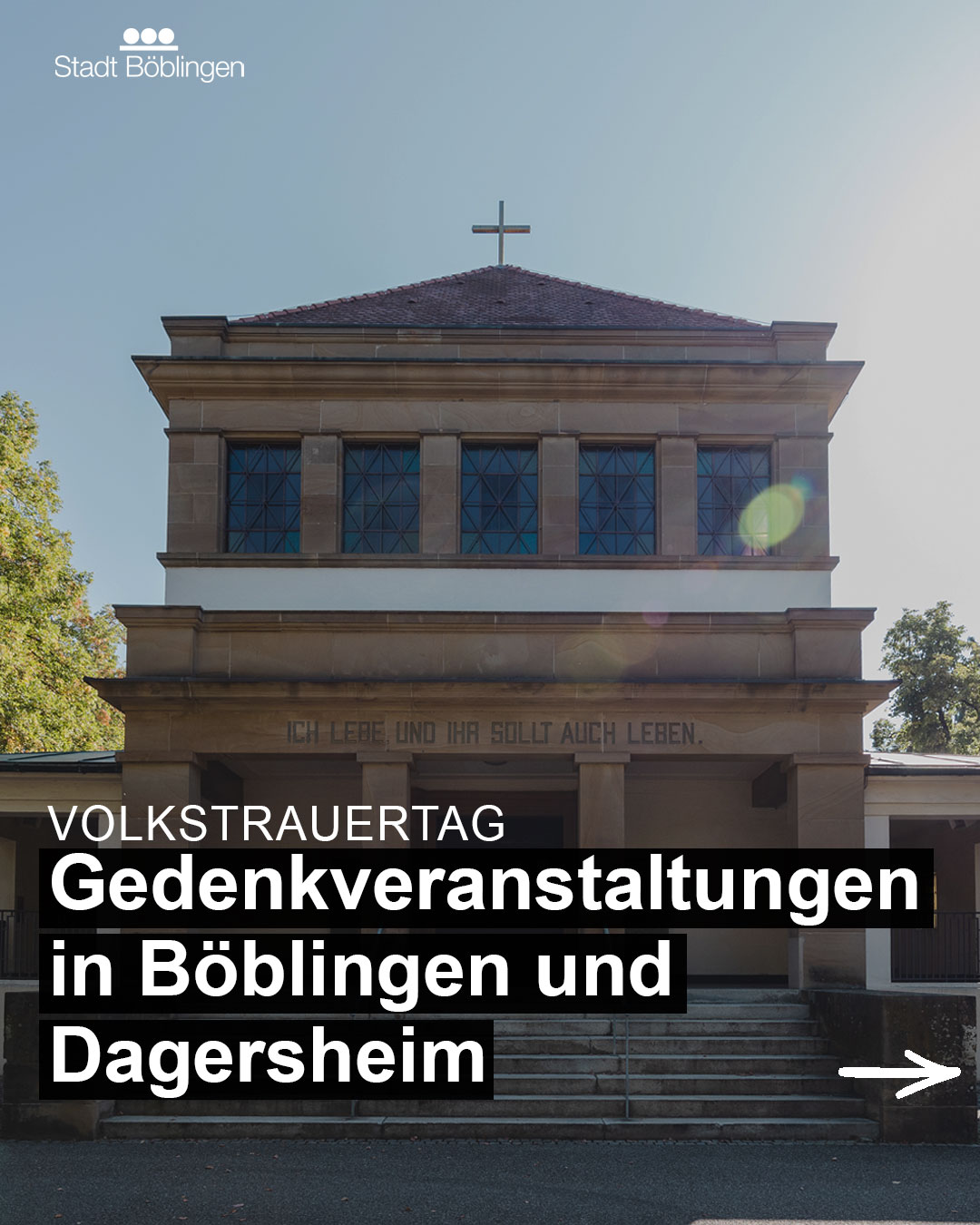 Dieser Alternativtext wurde KI-generiert: Ein Gebäude mit einem Kreuz auf dem Dach ist im Bild zu sehen. Darunter befindet sich Text, der auf Veranstaltungen zum Gedenken hinweist.