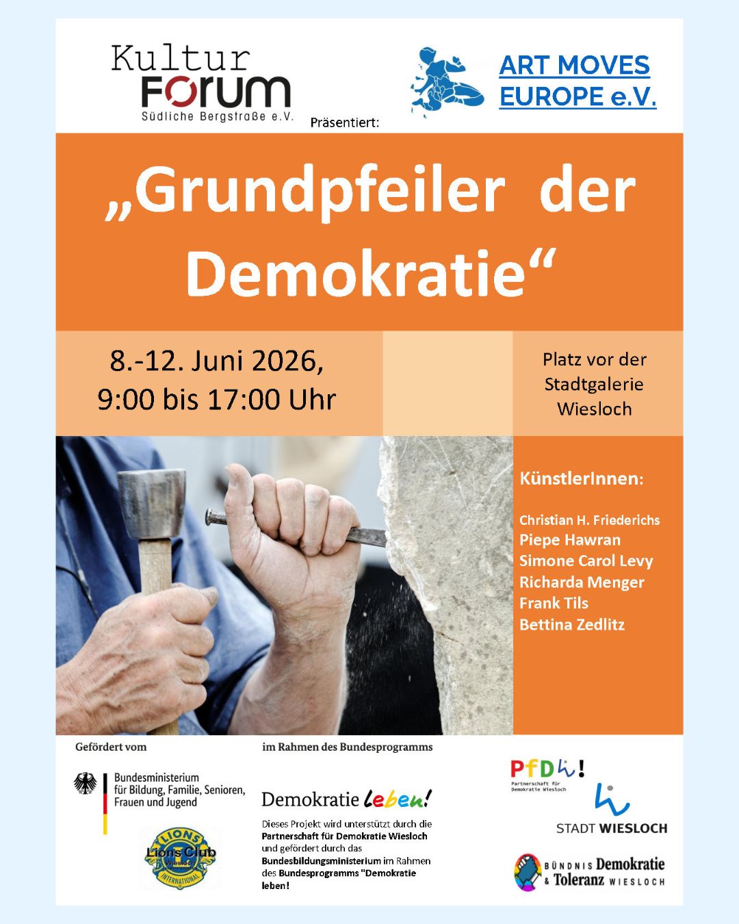 Plakat für die Veranstaltung „Grundpfeiler der Demokratie“ vom 8. bis 12. Juni 2026, 9 bis 17 Uhr, Platz vor der Stadtgalerie Wiesloch. Gezeigt sind Hände, die mit Hammer und Meißel Stein bearbeiten, sowie Logos und Namen der beteiligten Organisationen und Künstlerinnen. (KI-Alternativtext)