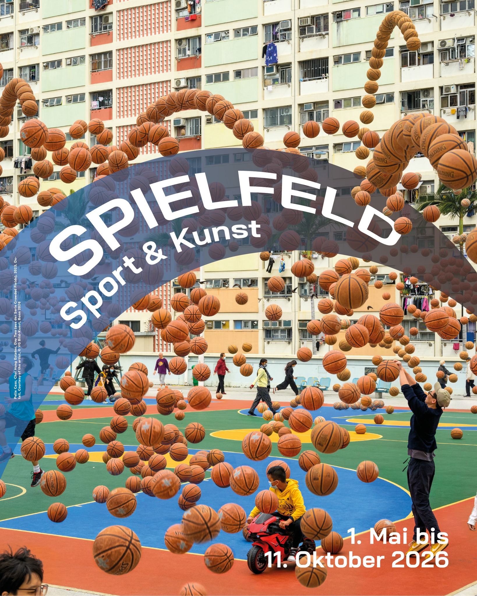 Dieser Alternativtext wurde KI-generiert: Ein farbenfrohes Plakat zeigt zahlreiche Basketballbälle, die aus einem Schriftzug herausfliegen. Menschen sind in einer bunten Umgebung zu sehen, während im Hintergrund Gebäude stehen.