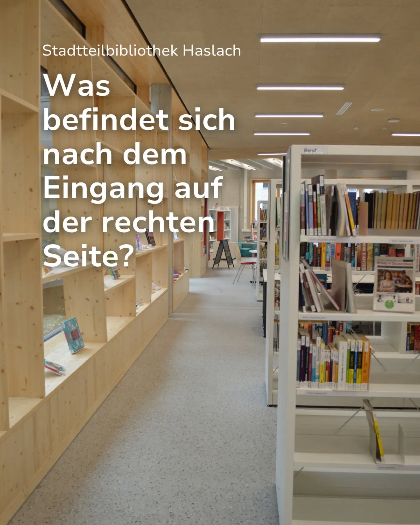 Blick in einen hellen Bibliotheksraum mit hölzernen Regalen links und weißen Bücherregalen rechts. Über dem Bild steht der Text: "Stadtteilbibliothek Haslach Was befindet sich nach dem Eingang auf der rechten Seite?". (KI-Alternativtext)