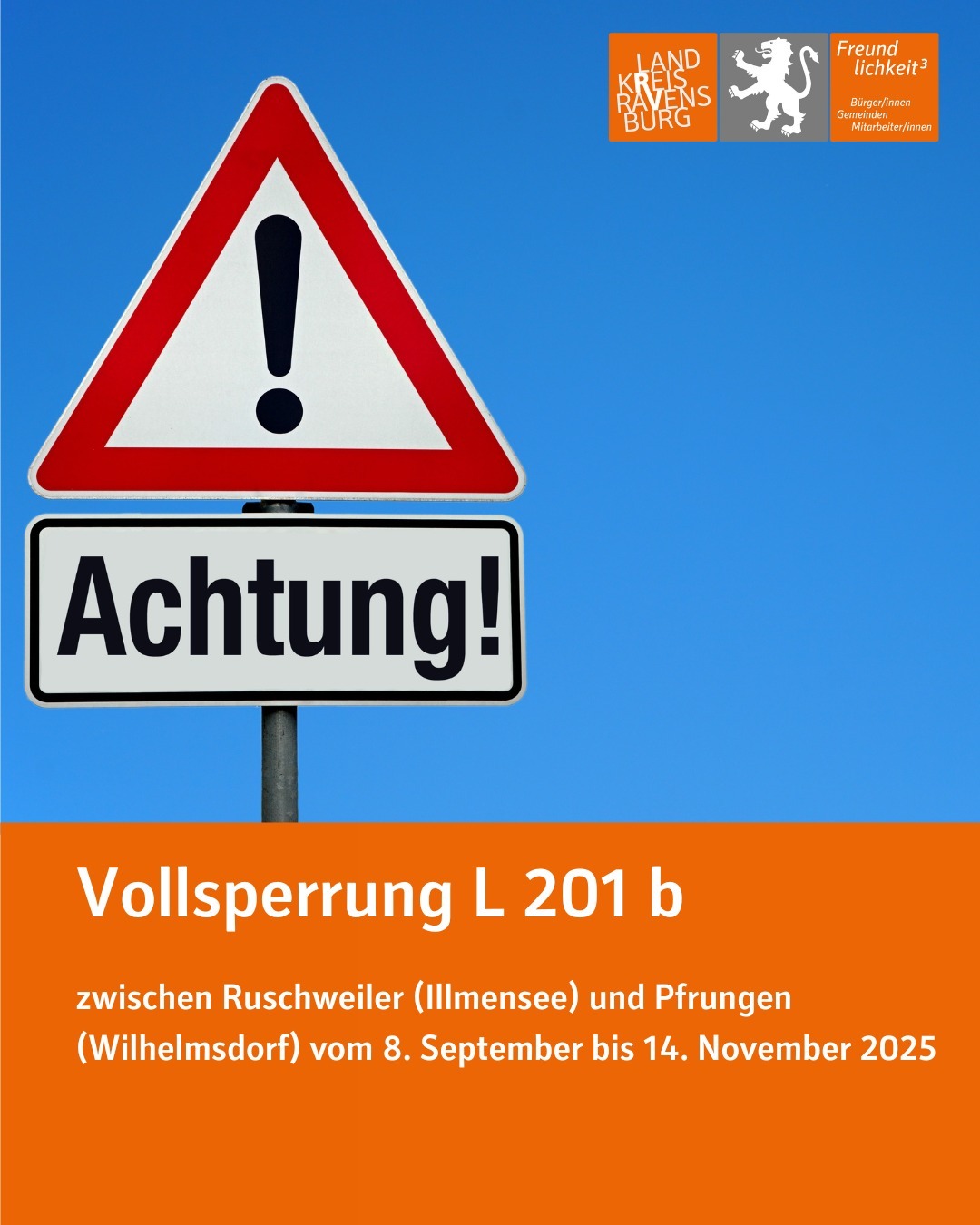 Ein weißes Verkehrszeichen mit einem roten Dreieck und einem schwarzen Ausrufezeichen ist auf einem orangefarbenen Hintergrund zu sehen. Darunter befindet sich ein weiteres Schild mit Text und Informationen zur Vollsperrung einer Straße.