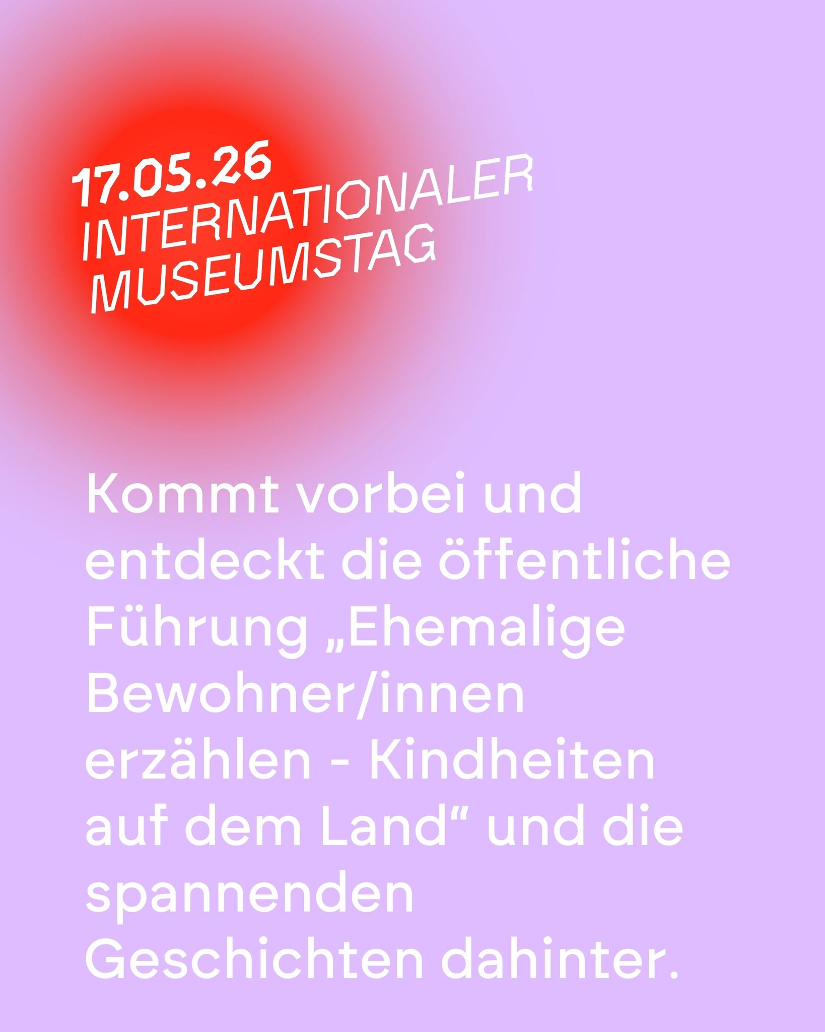 Dieser Alternativtext wurde KI-generiert: Ein farbenfroher Hintergrund in verschiedenen Lilatönen. Weißer Text kündigt einen internationalen Museumstag und eine öffentliche Führung mit dem Titel „Ehemalige Bewohner/innen erzählen – Kindheiten auf dem Land“ an.