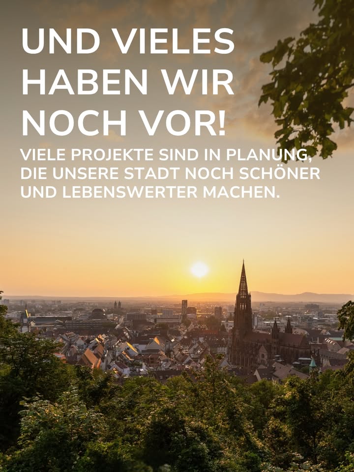 Stadtsilhouette bei Sonnenuntergang mit einem Kirchturm und Bäumen im Vordergrund. Oben steht in großen weißen Buchstaben: „UND VIELES HABEN WIR NOCH VOR!“ Darunter heißt es: „VIELE PROJEKTE SIND IN PLANUNG, DIE UNSERE STADT NOCH SCHÖNER UND LEBENSWERTER MACHEN.“ (KI-Alternativtext)