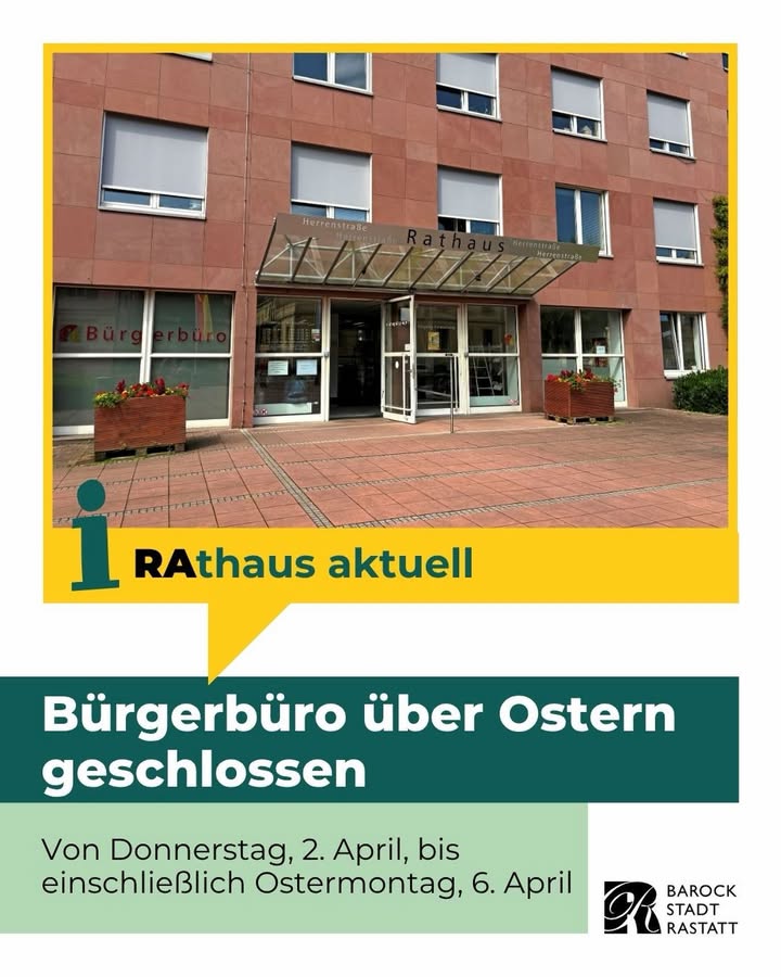Dieser Alternativtext wurde KI-generiert: Ein mehrstöckiges Gebäude mit mehreren Fenstern und einem Eingangsbereich. Ein Plakat kündigt die Schließung eines Bürgerbüros über die Ostertage an.