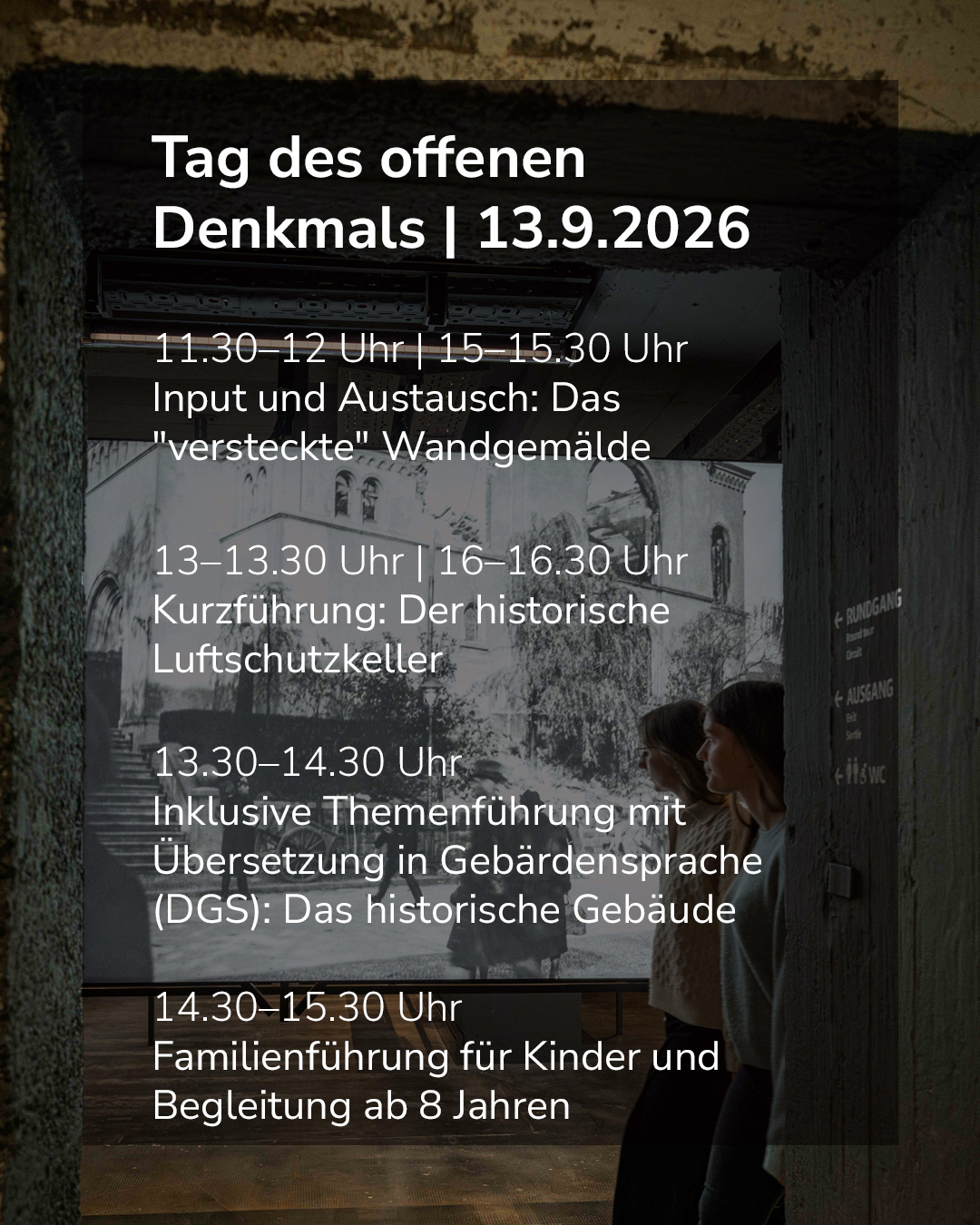 Plakat für den Tag des offenen Denkmals am 13.9.2026. Der Zeitplan listet Input und Austausch zum "versteckten" Wandgemälde (11.30–12 Uhr, 15–15.30 Uhr), Kurzführungen zum historischen Luftschutzkeller (13–13.30 Uhr, 16–16.30 Uhr), eine inklusive Themenführung mit DGS zum historischen Gebäude (13.30–14.30 Uhr) und eine Familienführung ab 8 Jahren (14.30–15.30 Uhr). Zwei Personen betrachten im Hintergrund ein großes Schwarz-Weiß-Foto an der Wand. (KI-Alternativtext)