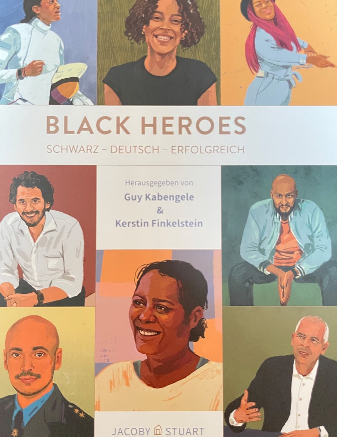 Dieser Alternativtext wurde KI-generiert: Buchcover mit Porträts verschiedener Personen. Der Titel lautet "Black Heroes" und darunter steht "Schwarz - Deutsch - Erfolgreich", sowie der Name des Herausgebers.