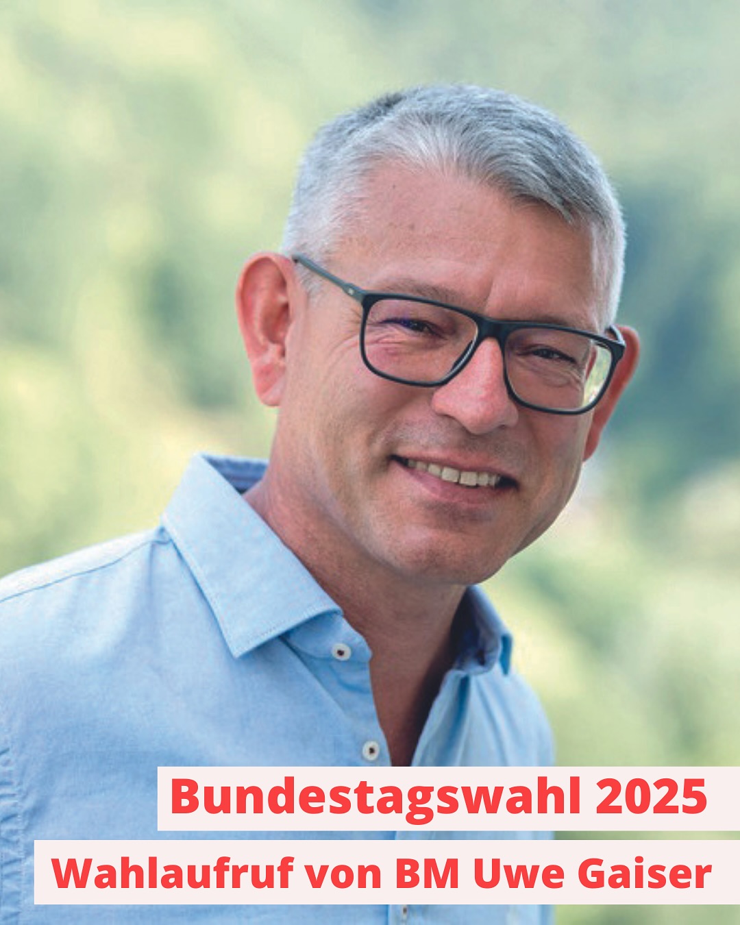 Porträt einer Person mit Brille. Aufforderung zur Bundestagswahl 2025.