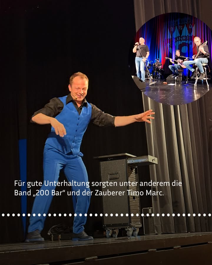 Dieser Alternativtext wurde KI-generiert: Auf einer Bühne stehen mehrere Personen und musizieren. Im Vordergrund ist eine Person zu sehen, die gestikuliert, vor einem Podest und einem Bühnenvorhang.