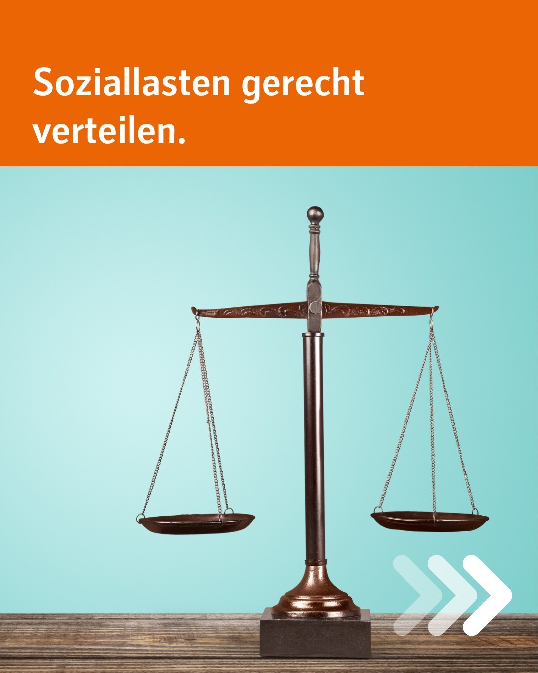 Zu sehen ist eine ausgeglichene alte Wage. Bildtext: Soziallasten gerecht verteilen.