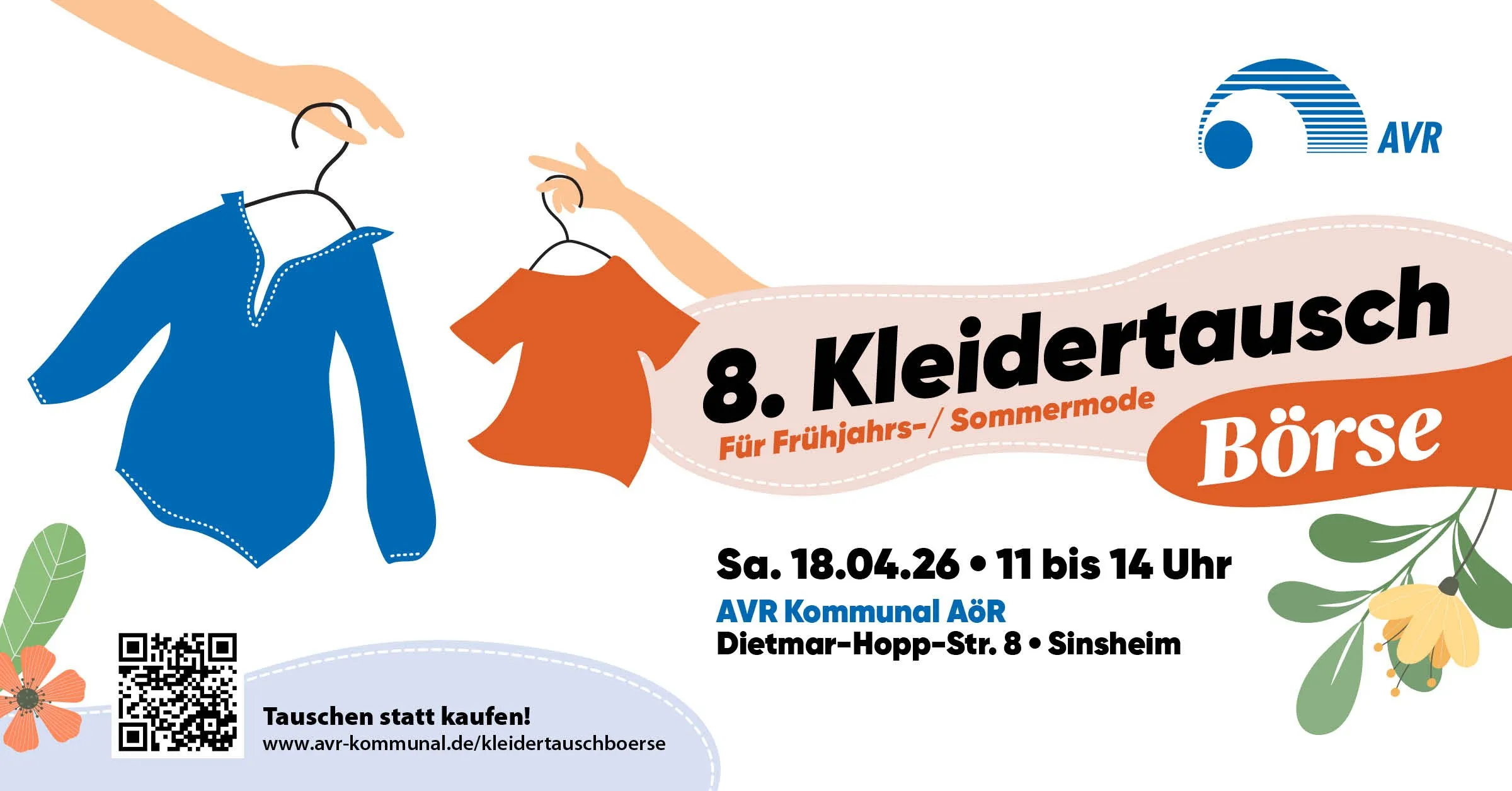 Zwei Hände halten Kleidungsstücke an Bügeln: ein blaues Langarmshirt und ein orangefarbenes T-Shirt. Werbung für die 8. Kleidertauschbörse für Frühjahrs-/Sommermode am Samstag, 18.04.26, von 11 bis 14 Uhr im AVR Kommunal AöR, Dietmar-Hopp-Str. 8 in Sinsheim. Unten QR-Code und Hinweis „Tauschen statt kaufen!“ mit Webadresse. (KI-Alternativtext)