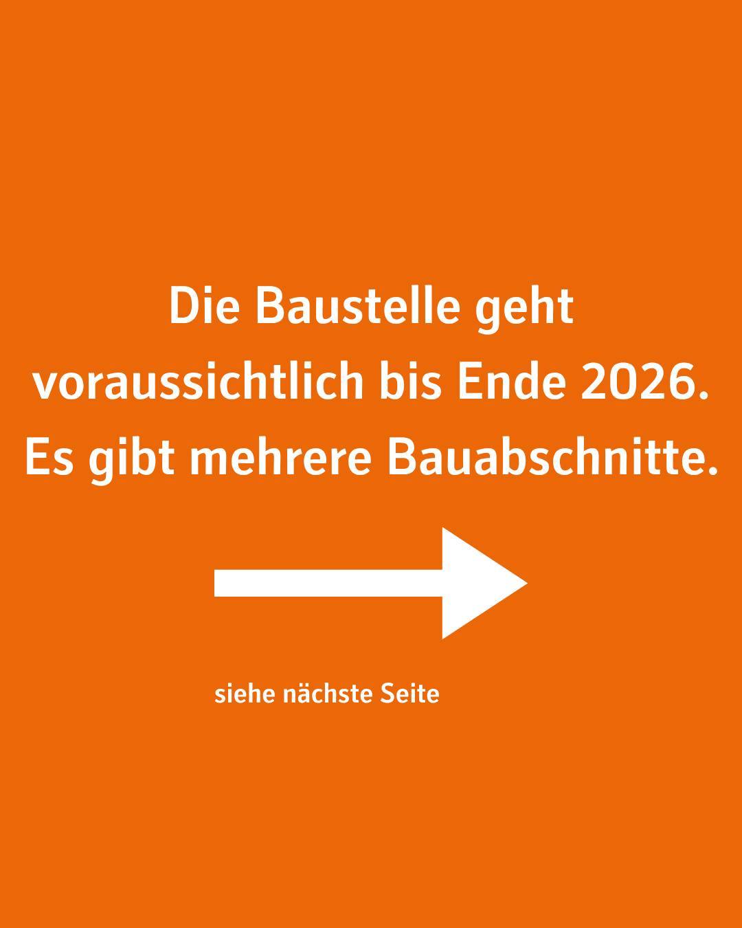 Ein orangefarbener Hintergrund mit weißem Text, der besagt, dass es eine Baustelle gibt, die voraussichtlich bis Ende 2026 andauert. Ein Pfeil deutet nach rechts und fordert zur nächsten Seite auf.