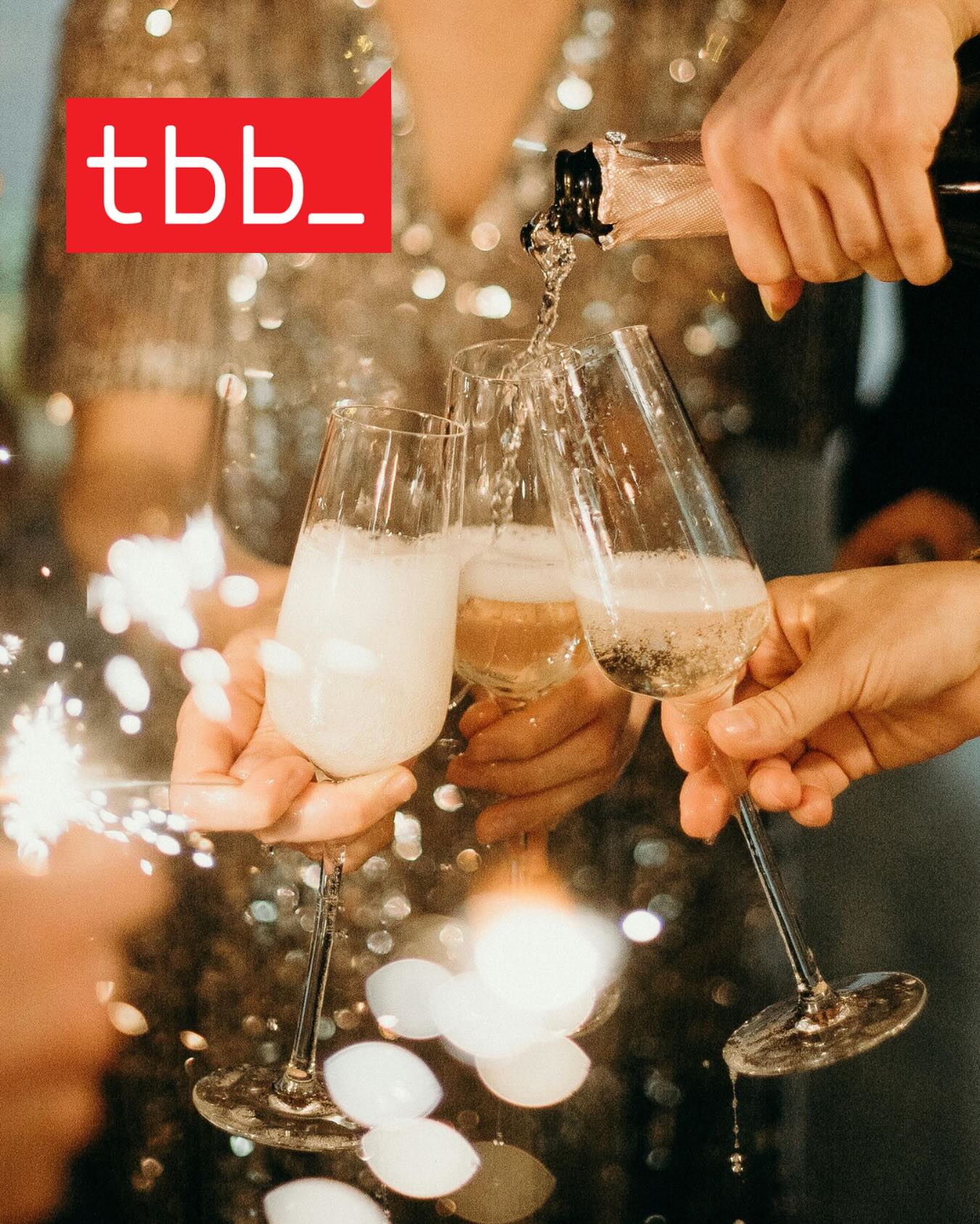 Dieser Alternativtext wurde KI-generiert: Ein Szene zeigt sprudelnden Inhalt, der in zwei Gläser gegossen wird. Im Hintergrund sind Lichter und möglicherweise Personen zu erkennen.