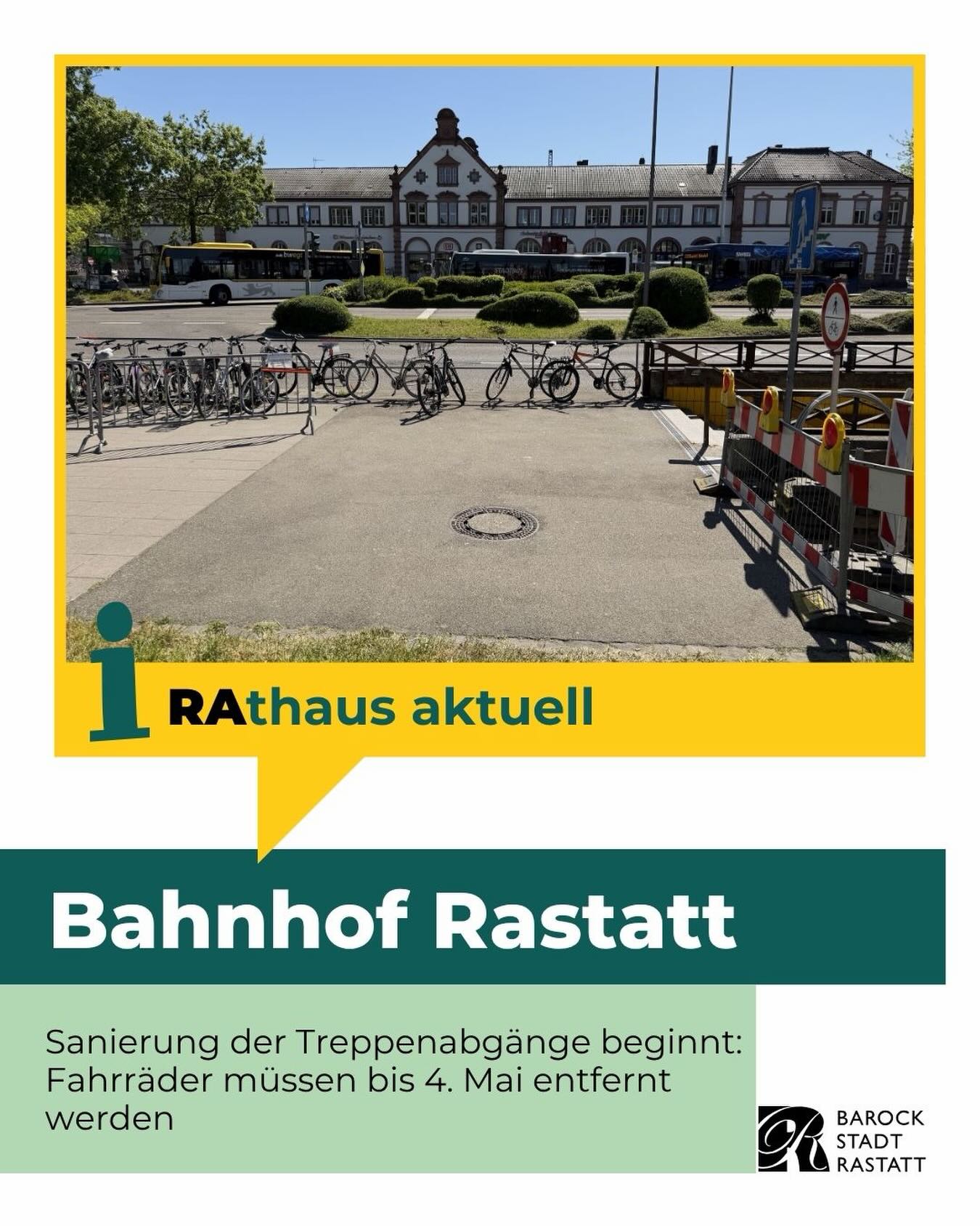 Dieser Alternativtext wurde KI-generiert: Ein Gebäude mit einem markanten Dach ist im Hintergrund zu sehen. Im Vordergrund befindet sich ein Platz mit Fahrrädern und Absperrungen, der wegen Bauarbeiten umgestaltet wird.