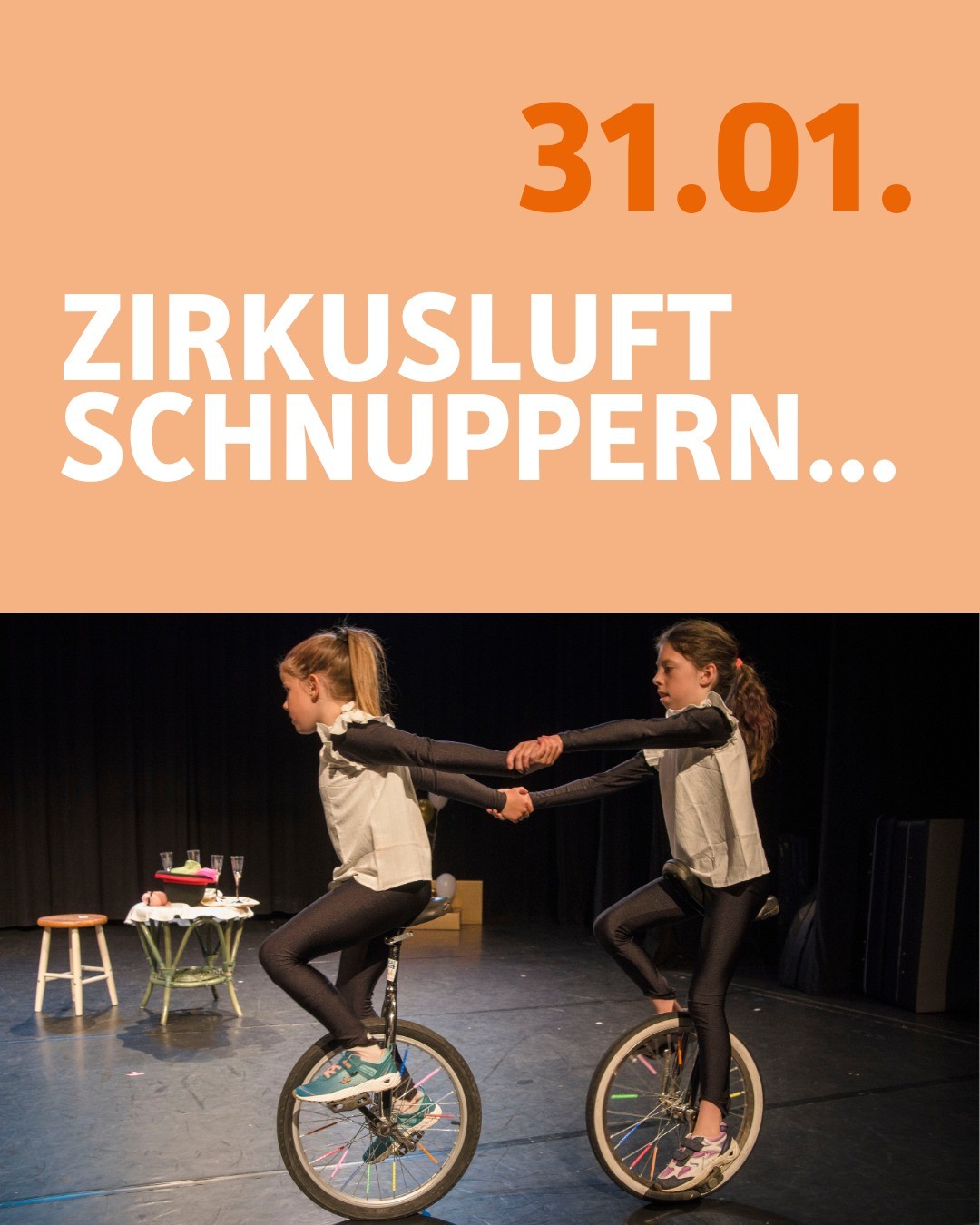 Zwei Mädchen, die gleich gekleidet sind fahren jeweils auf einem Einrad auf einer Bühne und halten sich an der Hand.
Bildtext: "31.01. - Zirkusluft schnuppern..."