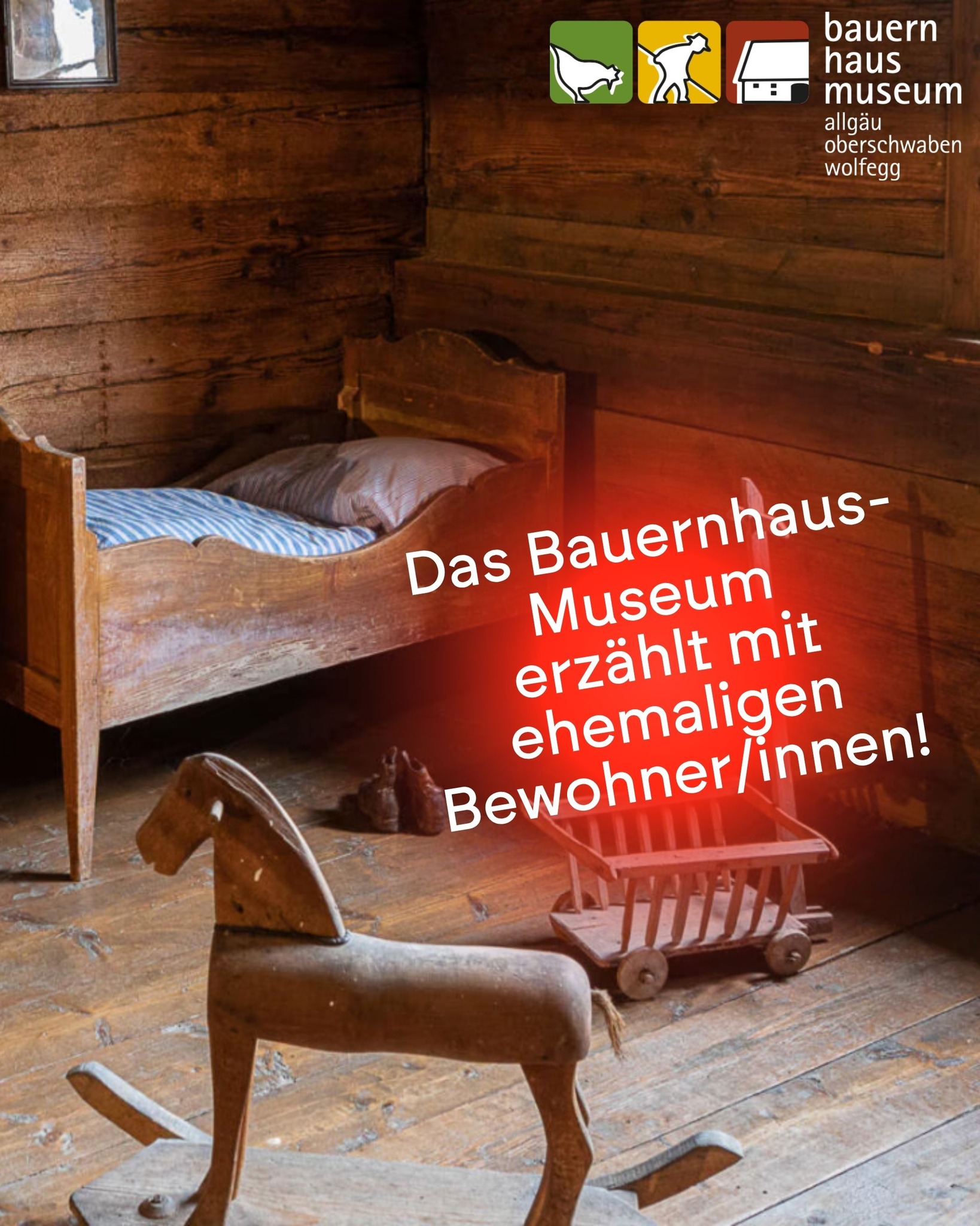 Dieser Alternativtext wurde KI-generiert: Ein rustikaler Innenraum mit Holzmöbeln und Dekorationen. Ein hölzernes Schaukelpferd steht im Vordergrund vor einer Sitzbank und einem alten Wagen.