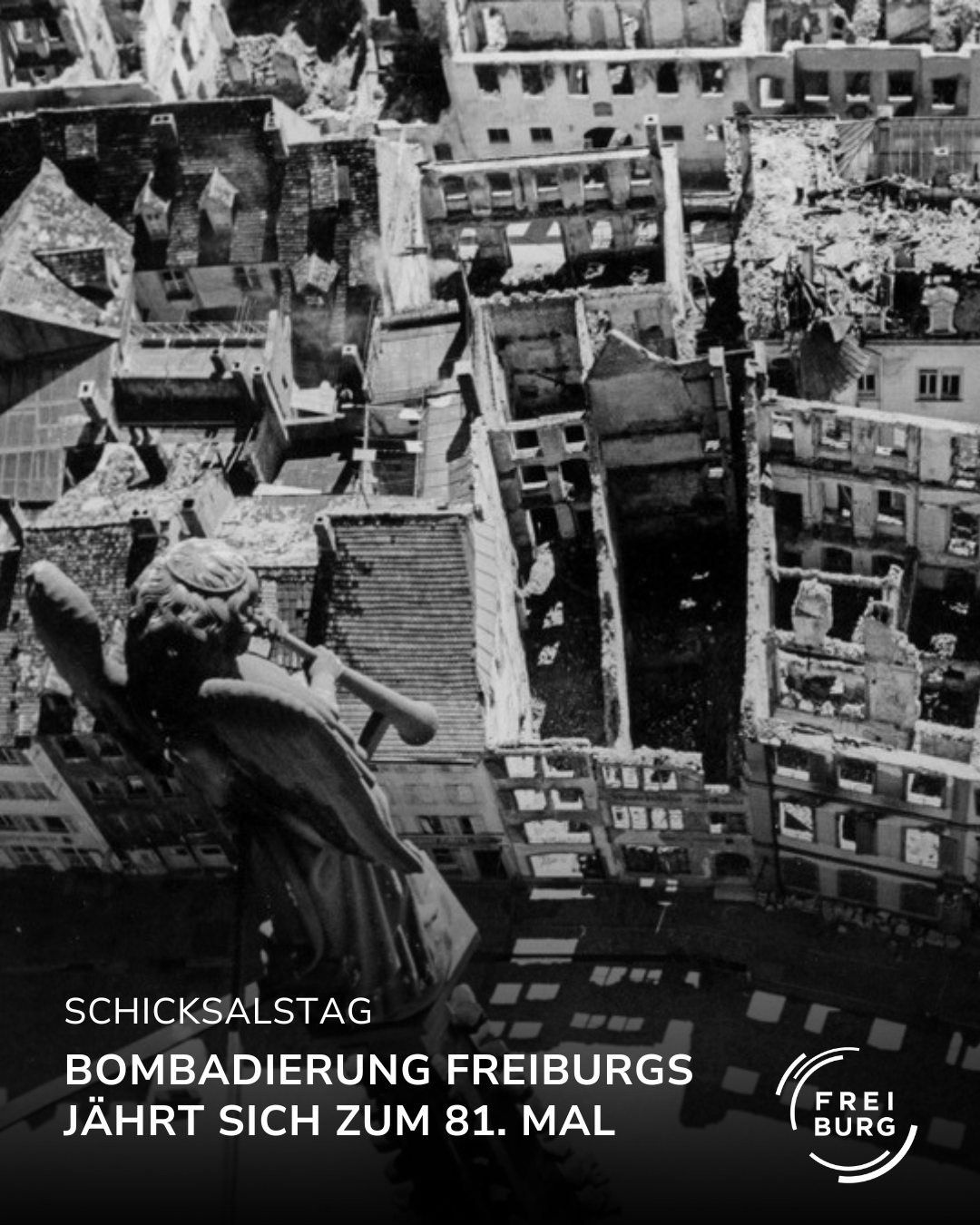 Dieser Alternativtext wurde KI-generiert: Schwarz-weißes Foto einer Stadtlandschaft mit zerstörten Gebäuden. Im Vordergrund ist eine Skulptur zu sehen, die einen Arm in Richtung der Trümmer ausstreckt.