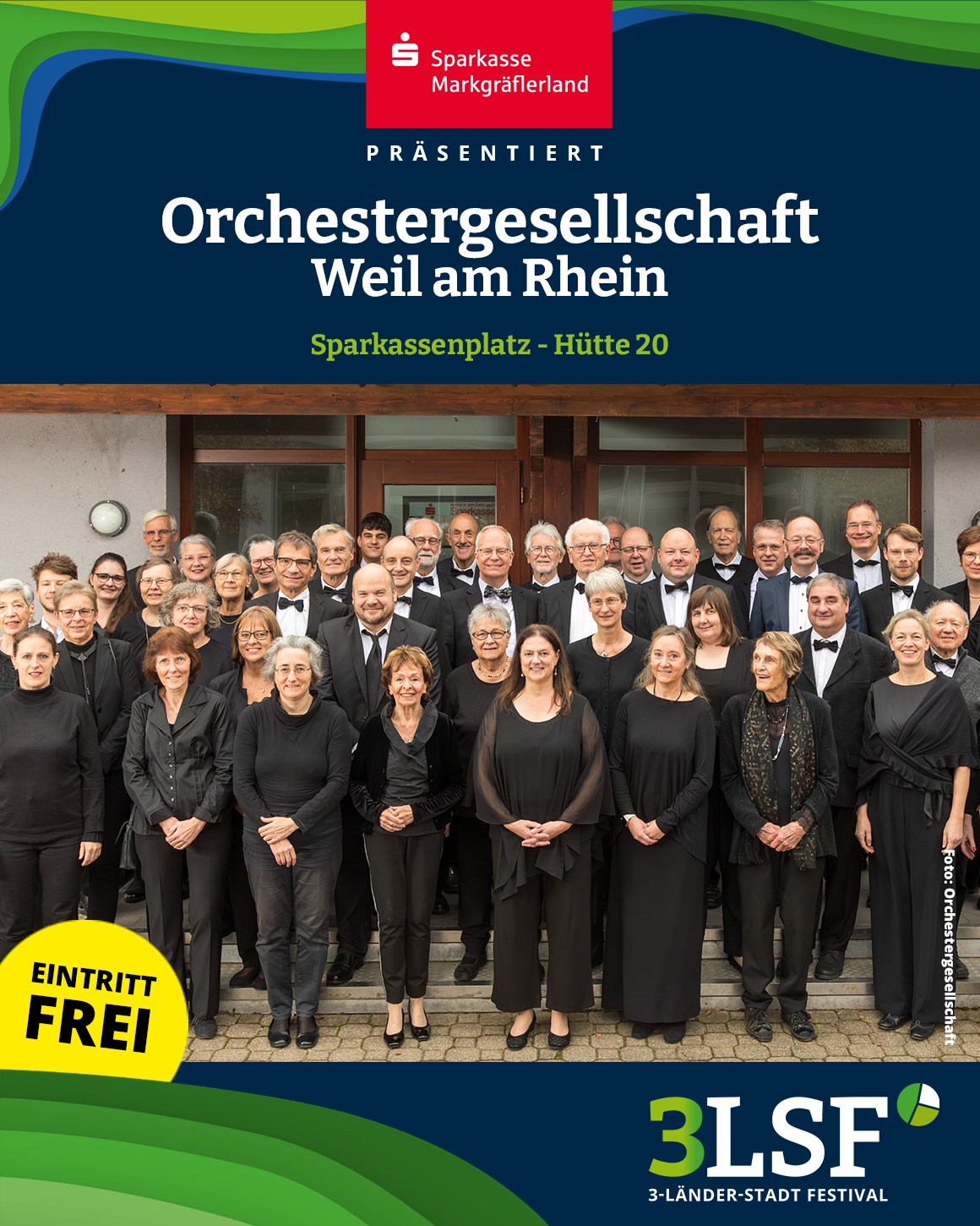 Gruppenfoto von Musikern in schwarzer Kleidung vor einem Gebäude, präsentiert von der Sparkasse Markgräflerland. Texte nennen die Orchestergesellschaft Weil am Rhein, den Ort Sparkassenplatz - Hütte 20, freien Eintritt und das 3-LSF-Festival. (KI-Alternativtext)