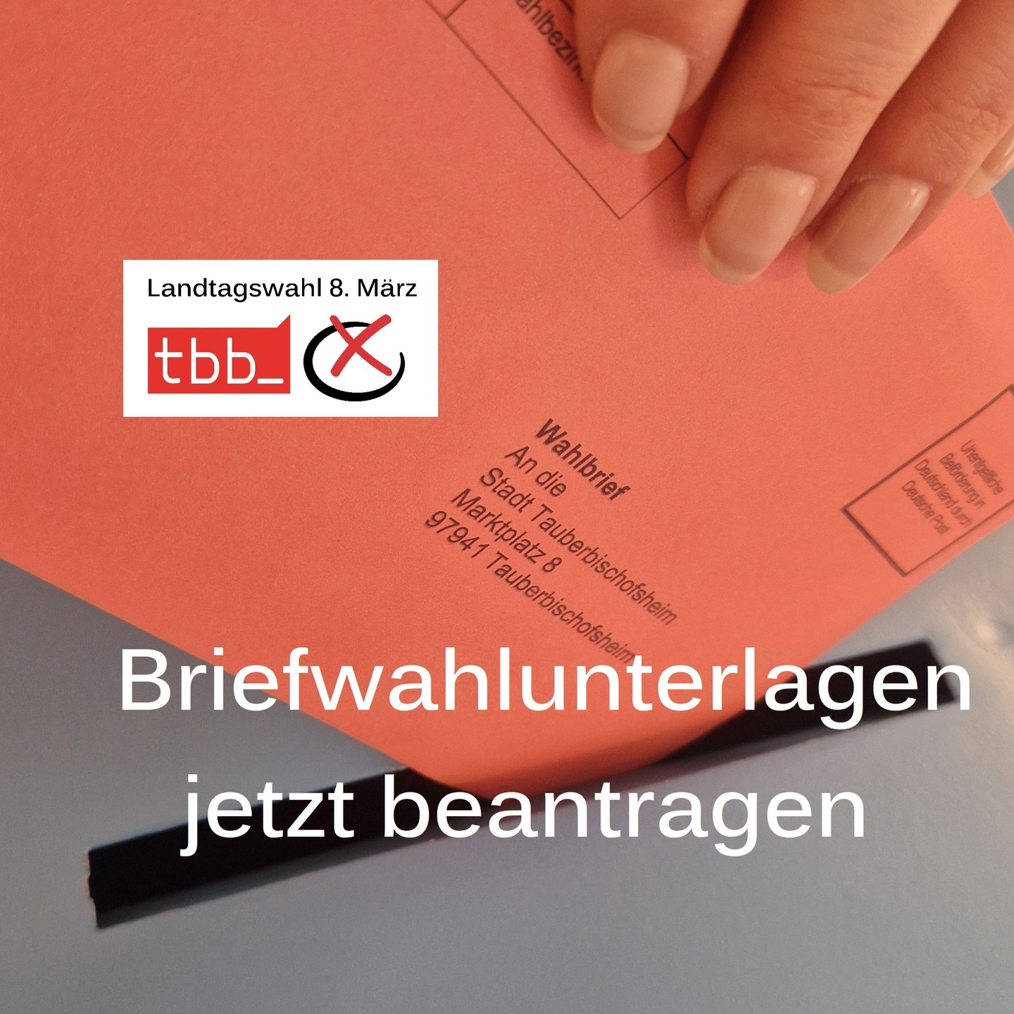 Dieser Alternativtext wurde KI-generiert: Ein Dokument mit Text und einem Logo liegt auf einem roten Untergrund. Ein Stift und ein Briefwahlunterlagen liegen daneben.