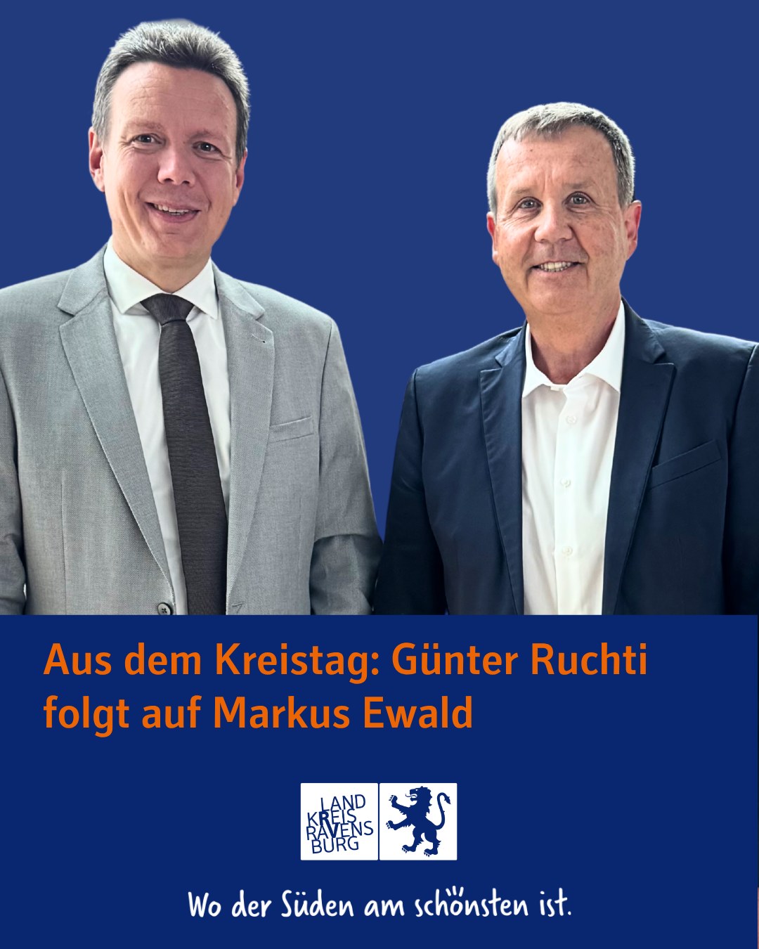 Zwei Personen in Anzugjacken lächeln vor einem blauen Hintergrund in die Kamera. Am unteren Bildrand befinden sich Text und ein Wappen.