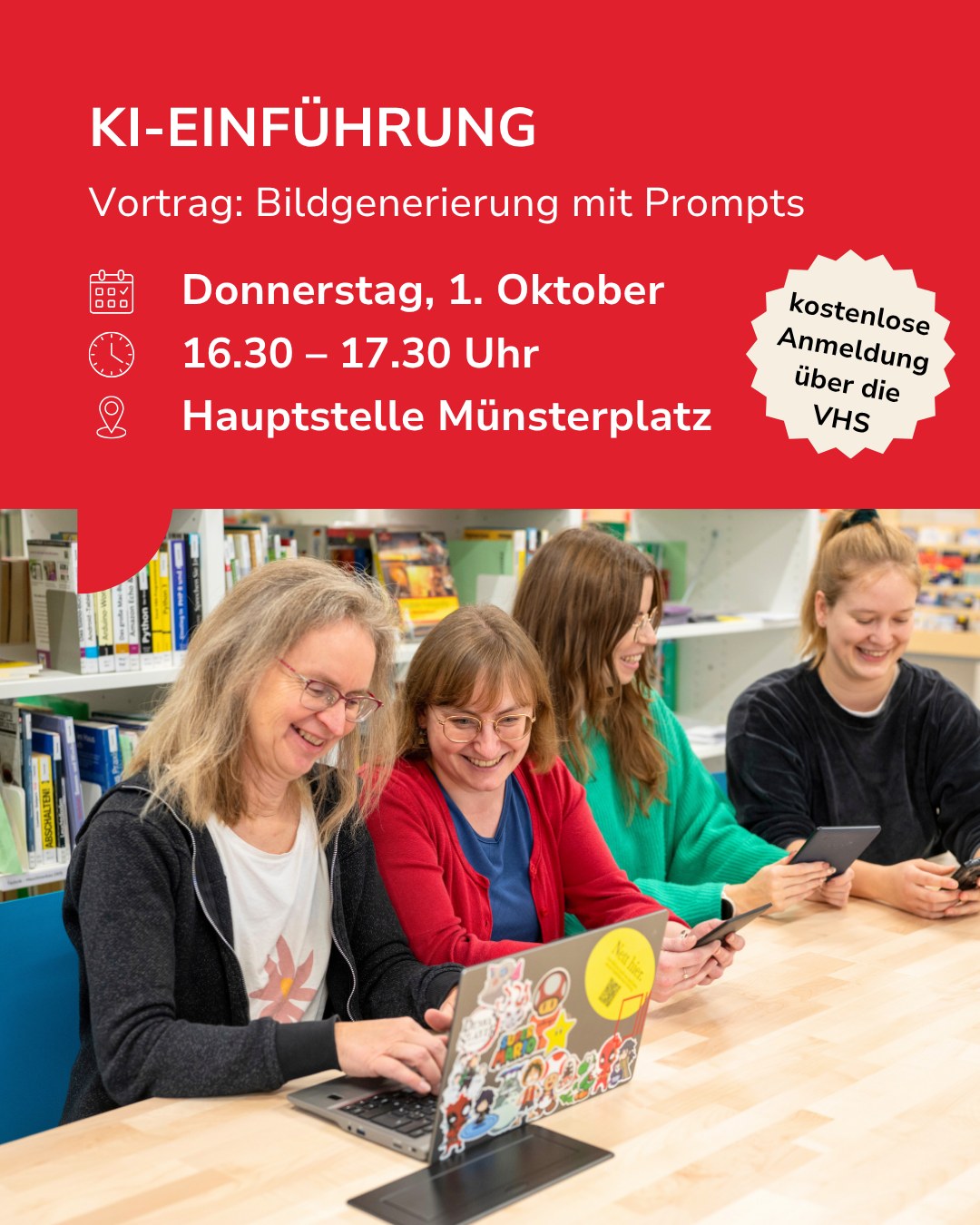 Flyer für einen Vortrag "KI-EINFÜHRUNG: Bildgenerierung mit Prompts" am Donnerstag, 1. Oktober, von 16.30 bis 17.30 Uhr an der Hauptstelle Münsterplatz. Ein Aufkleber weist auf die kostenlose Anmeldung über die VHS hin. Im unteren Bildbereich sitzen vier Personen an einem Tisch in einer Bibliothek und schauen lachend auf Laptops und Tablets. (KI-Alternativtext)