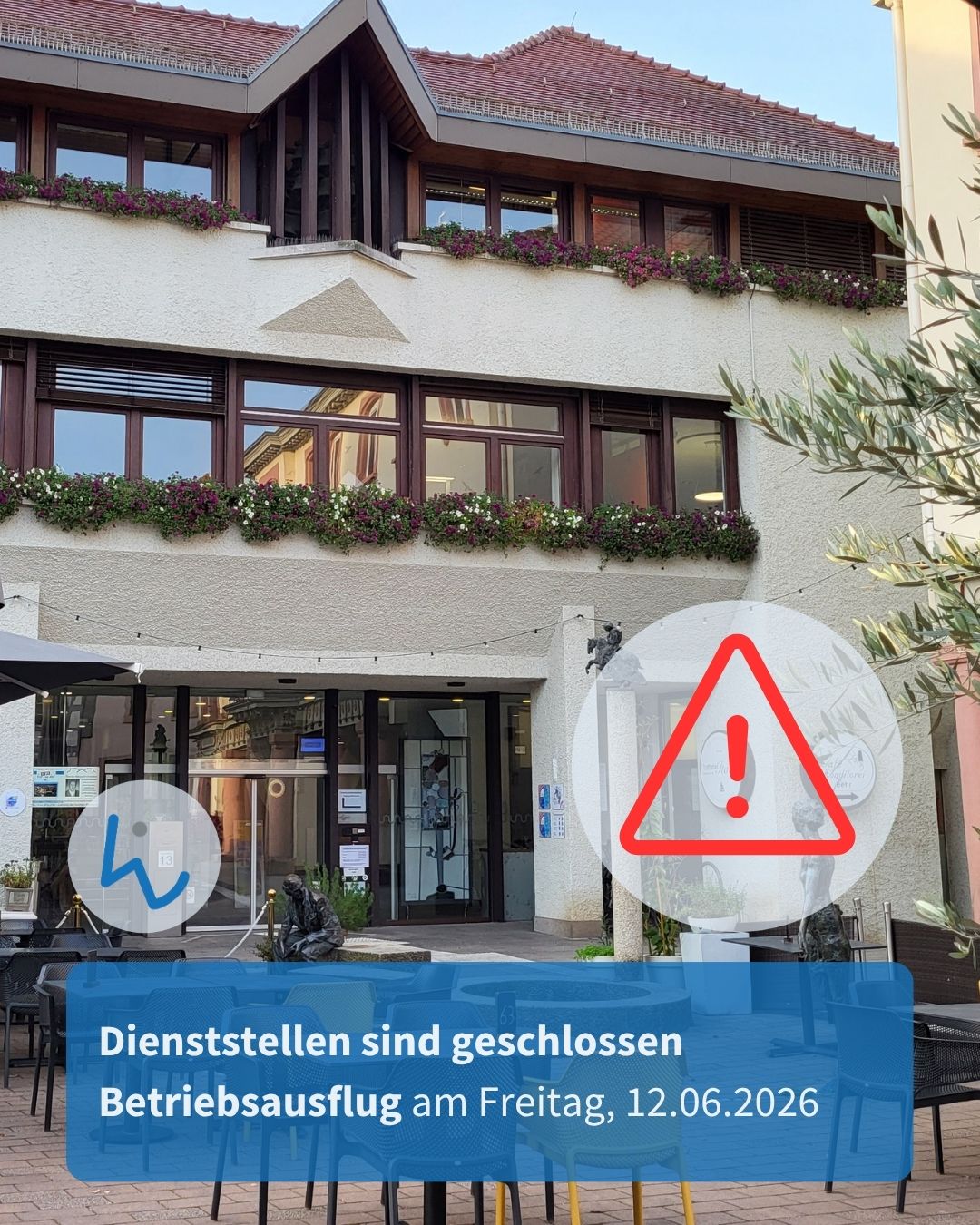 Gebäude mit geschlossenen Dienststellen, Hinweis auf Betriebsausflug am Freitag, 12.06.2026, überlagert mit rotem Warnsymbol und blauem Textfeld. (KI-Alternativtext)