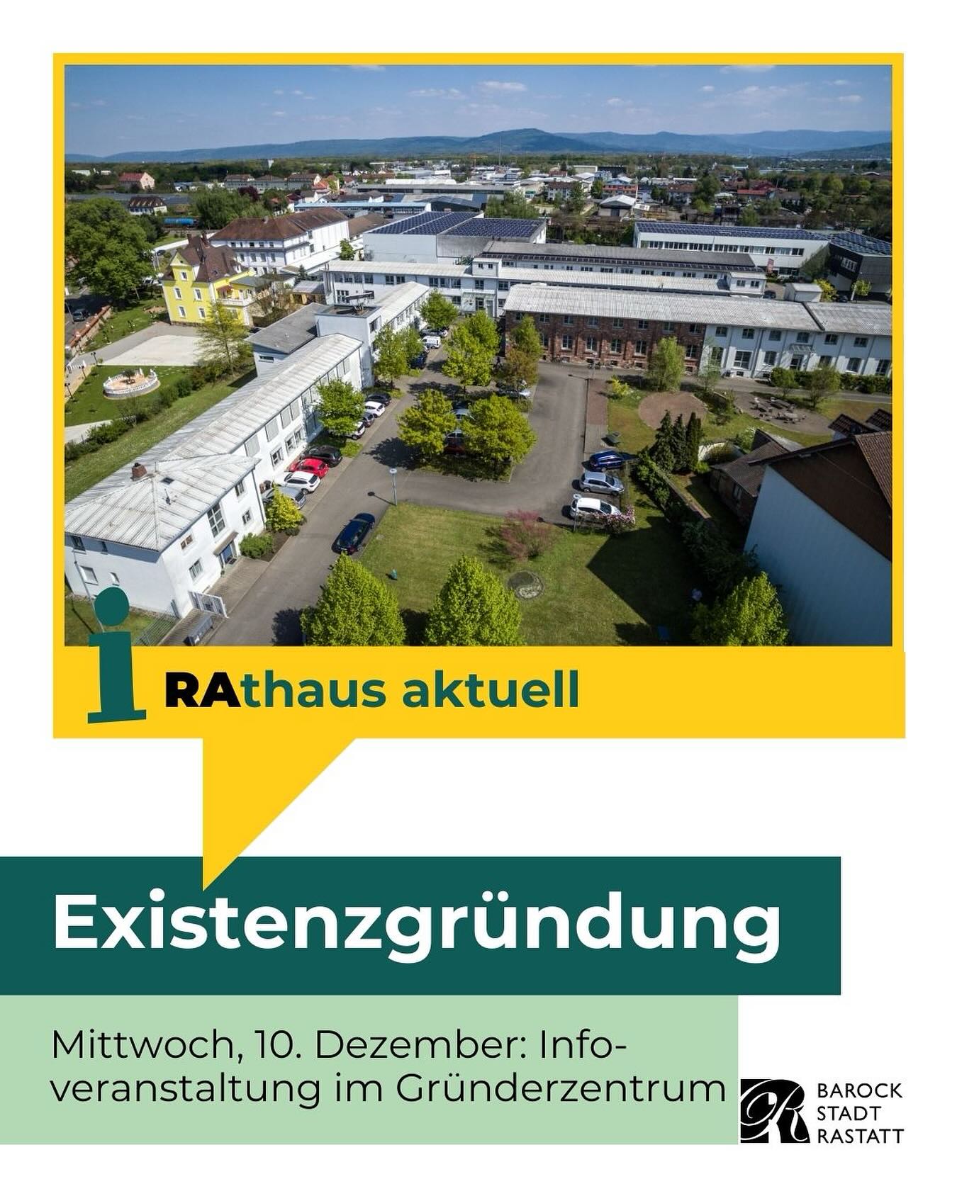 Dieser Alternativtext wurde KI-generiert: Ein Gebäudeensemble mit mehreren Bauten und einem umliegenden Parkplatz ist von oben zu sehen. Im Vordergrund befindet sich ein farbiger Werbebanner mit Text.