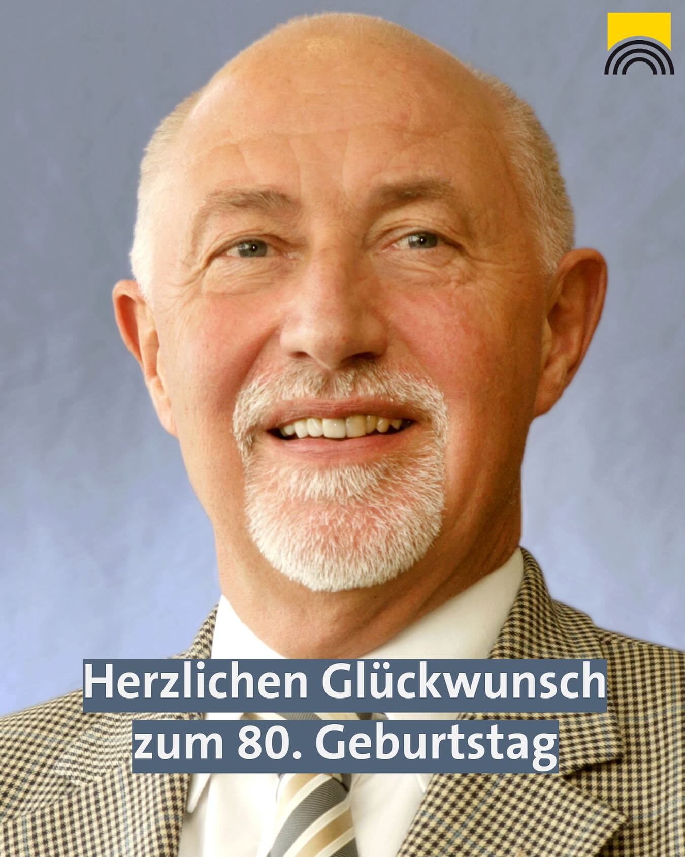 Nahaufnahme einer abgebildeten Person im Anzug. Auf dem Bild ist ein Text, der sich auf einen achtzigsten Geburtstag bezieht.